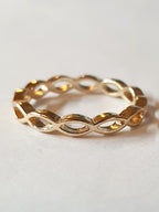 Gold ring with green stones – vintage glamour and elegance