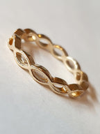 Gold ring with green stones – vintage glamour and elegance