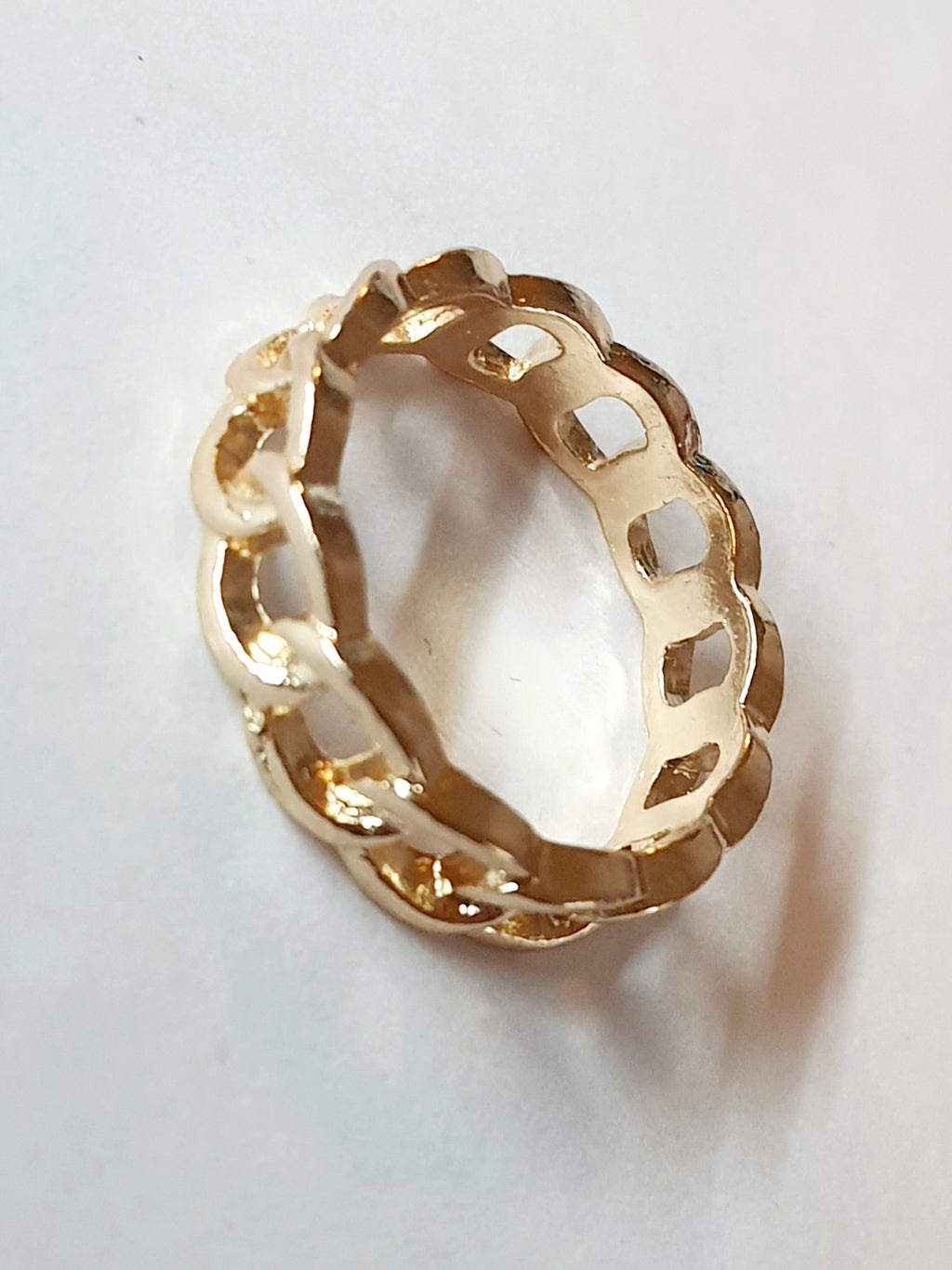Złoty pierścionek ze stali nierdzewnej w formie szerokiej obrączki z ogniw łańcucha. Mocny, nowoczesny i unisexowy design. Rozmiar 18 mm. Rouge Bizu.