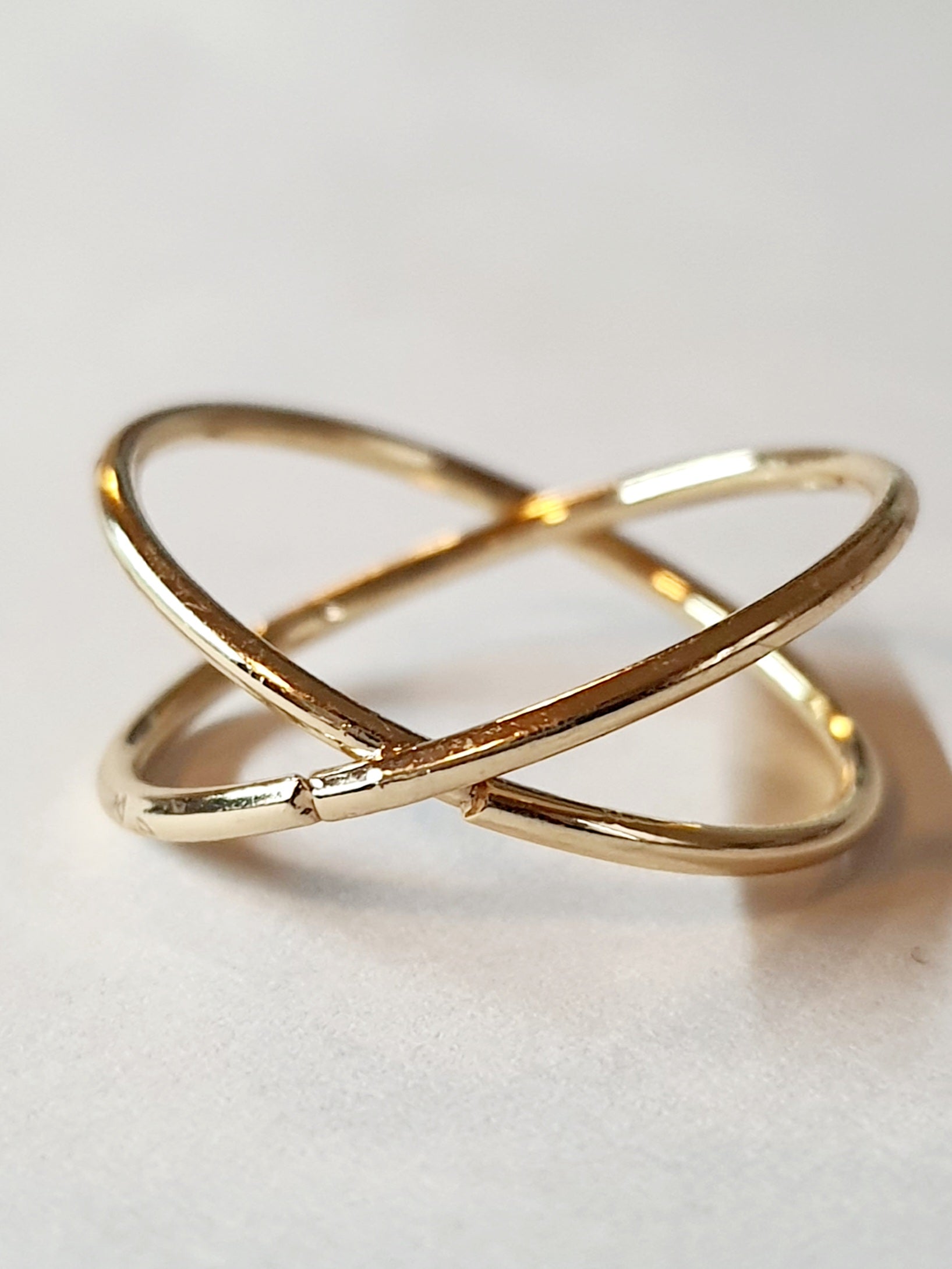 Złoty pierścionek krzyżowany ze stali chirurgicznej, otwarty, nowoczesny design, rozmiar 20 mm, połyskliwy minimalistyczny styl. Stal nierdzewna, wodoodporne, hipoalergiczne, jakość premium. Rouge Bizu.