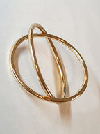 Złoty pierścionek krzyżowany ze stali chirurgicznej, otwarty, nowoczesny design, rozmiar 20 mm, połyskliwy minimalistyczny styl. Stal nierdzewna, wodoodporne, hipoalergiczne, jakość premium. Rouge Bizu.