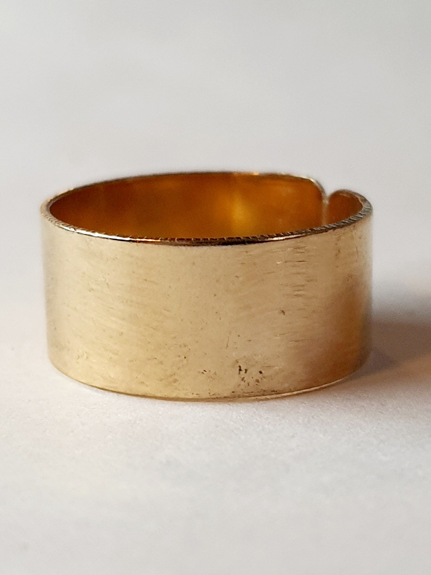 Pierścionek złocony szeroki, stal nierdzewna, minimalistyczny design, rozmiar 17 mm, RougeBizu.