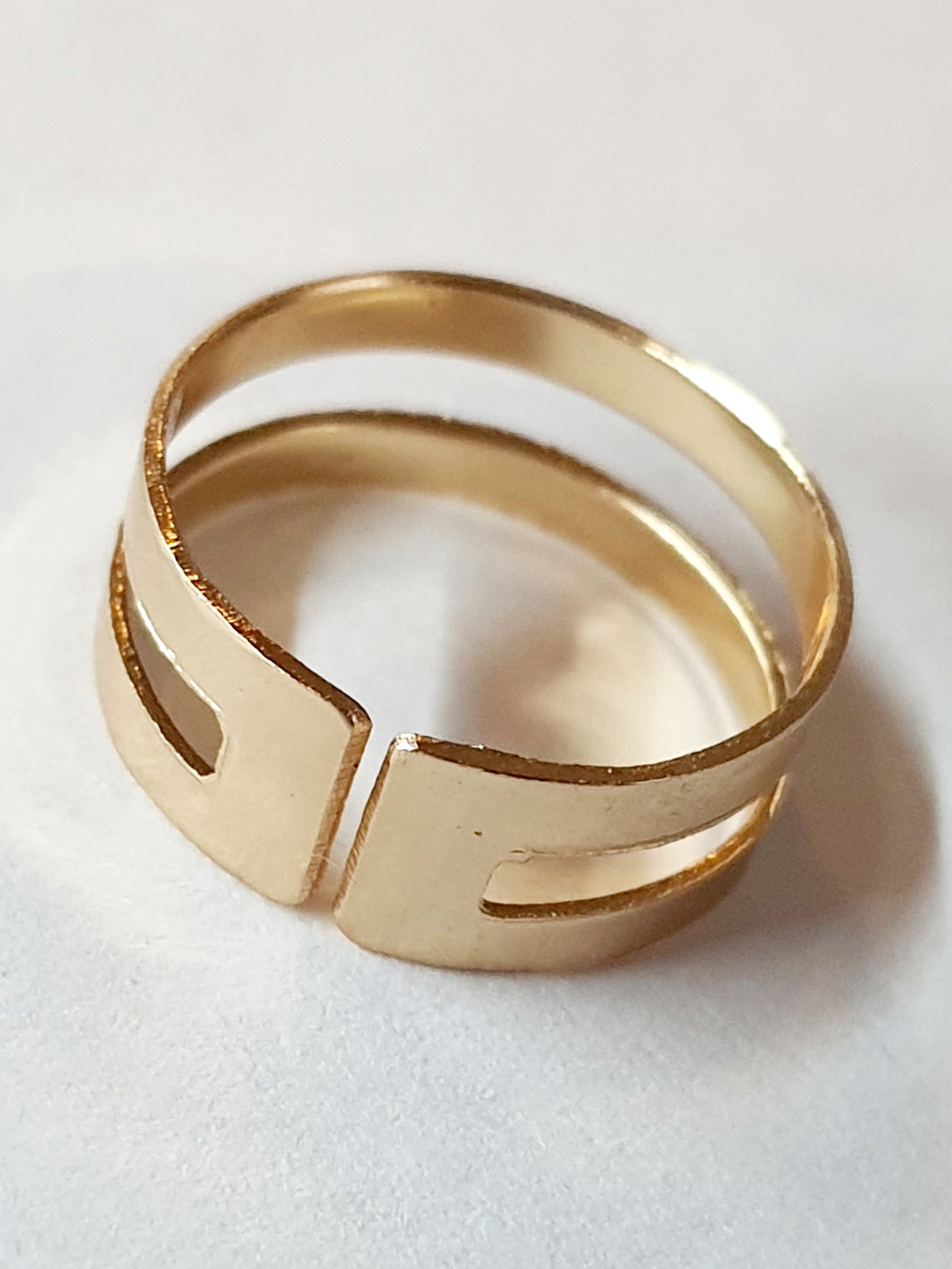 Złoty pierścionek o geometrycznym designie z dwoma równoległymi pasami, minimalistyczny i elegancki. Stal nierdzewna, stal chirurgiczna, wodoodporne, hipoalergiczne, jakość premium, Rouge Bizu.