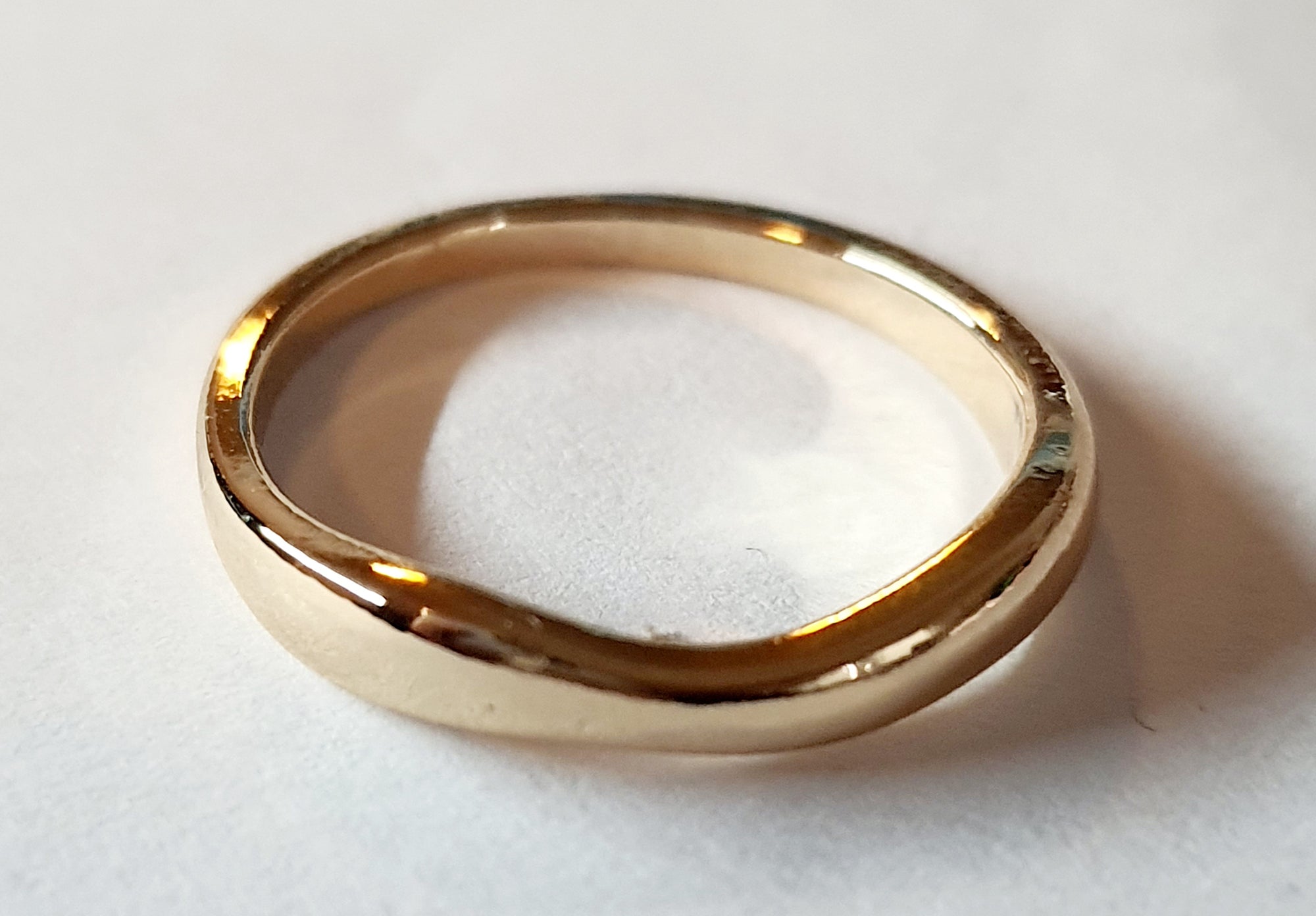 Złota obrączka ze stali chirurgicznej, falowany kształt, gładka i połyskliwa, rozmiar 16 mm, delikatny pierścionek o nieregularnym profilu. Stal nierdzewna, wodoodporne, hipoalergiczne, jakość premium. Rouge Bizu.