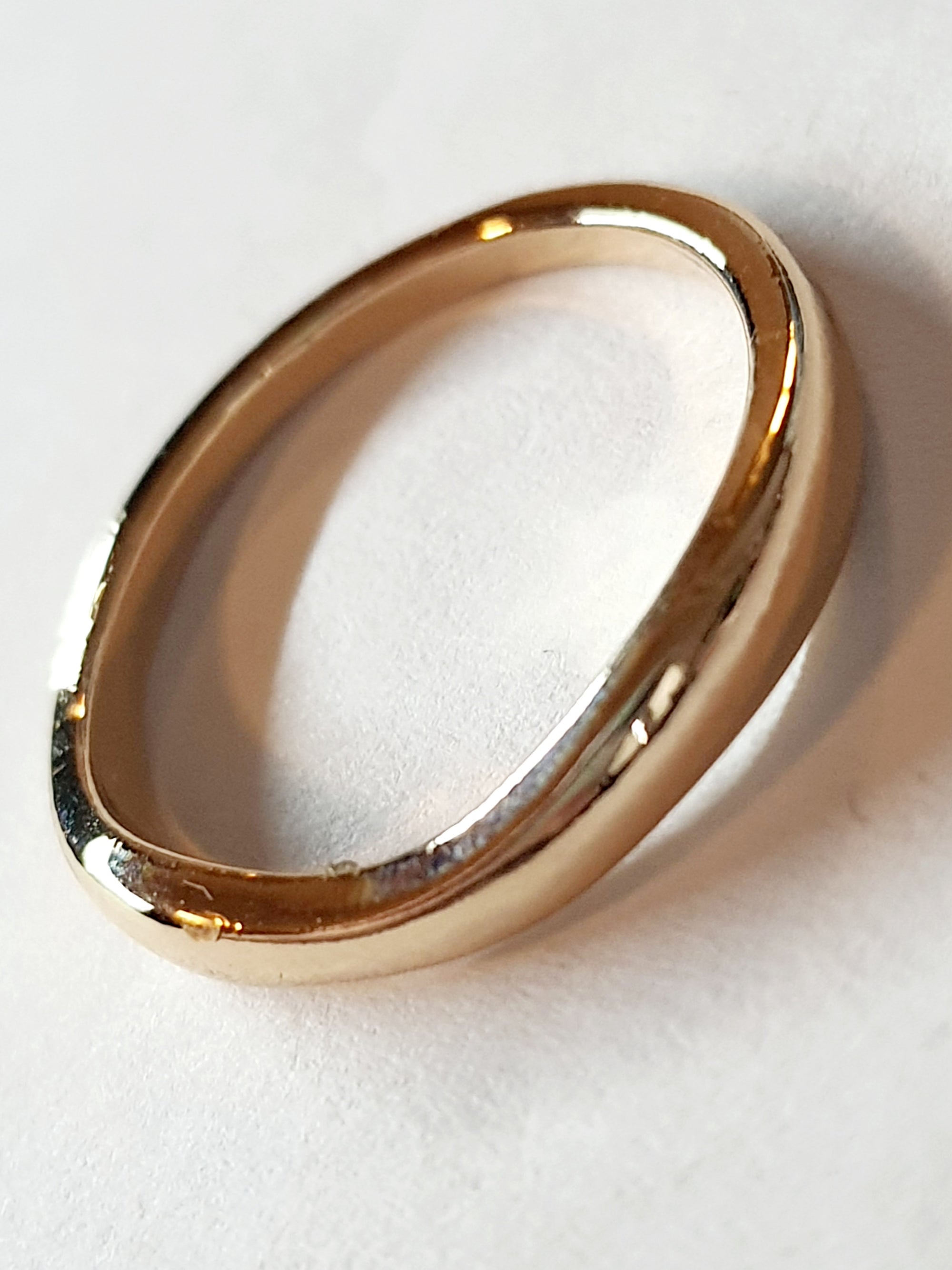 Złota obrączka ze stali chirurgicznej, falowany kształt, gładka i połyskliwa, rozmiar 16 mm, delikatny pierścionek o nieregularnym profilu. Stal nierdzewna, wodoodporne, hipoalergiczne, jakość premium. Rouge Bizu.