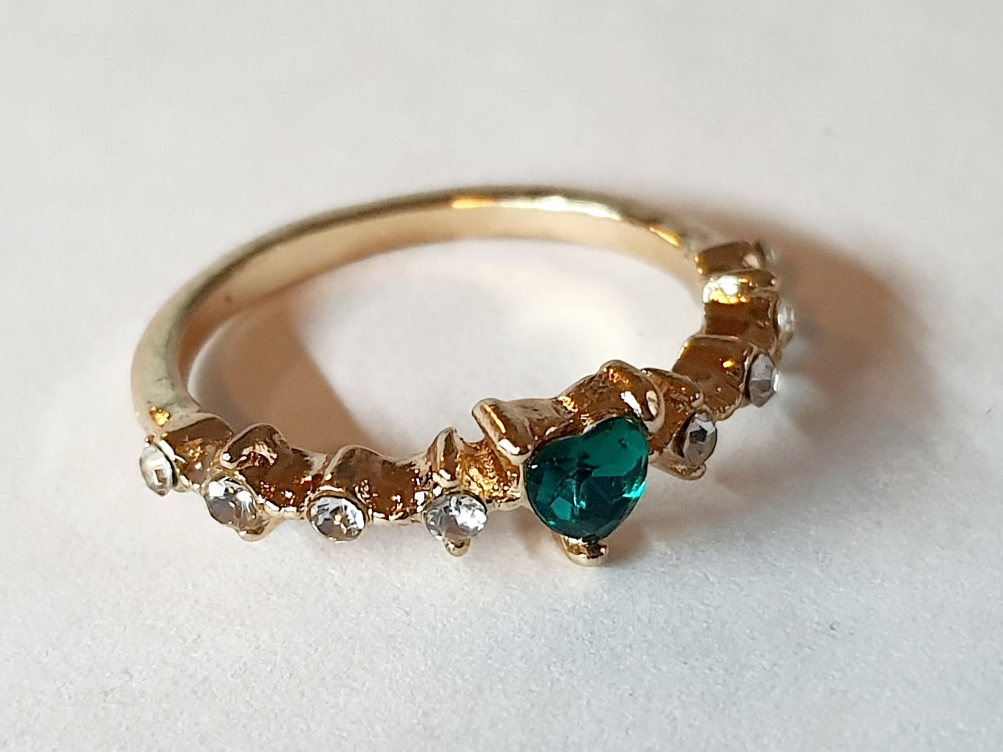 Złoty pierścionek ze stali chirurgicznej z zielonym kamieniem w kształcie serca i cyrkoniami, rozmiar 17 mm, elegancki styl glamour. Stal nierdzewna, wodoodporne, hipoalergiczne, jakość premium. Rouge Bizu.