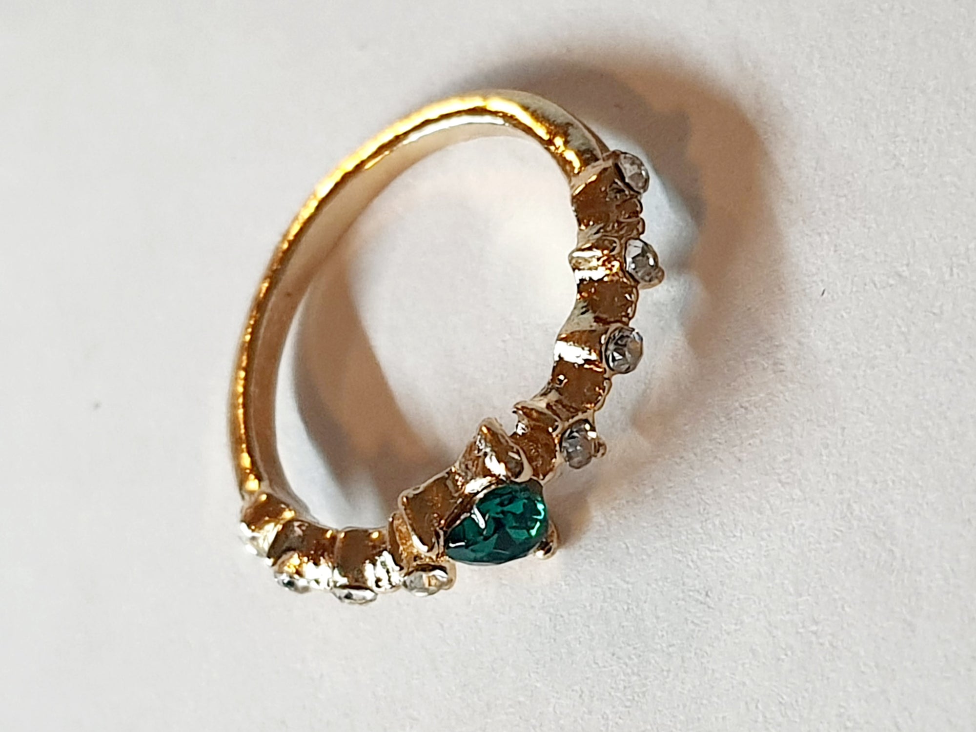 Złoty pierścionek ze stali chirurgicznej z zielonym kamieniem w kształcie serca i cyrkoniami, rozmiar 17 mm, elegancki styl glamour. Stal nierdzewna, wodoodporne, hipoalergiczne, jakość premium. Rouge Bizu.