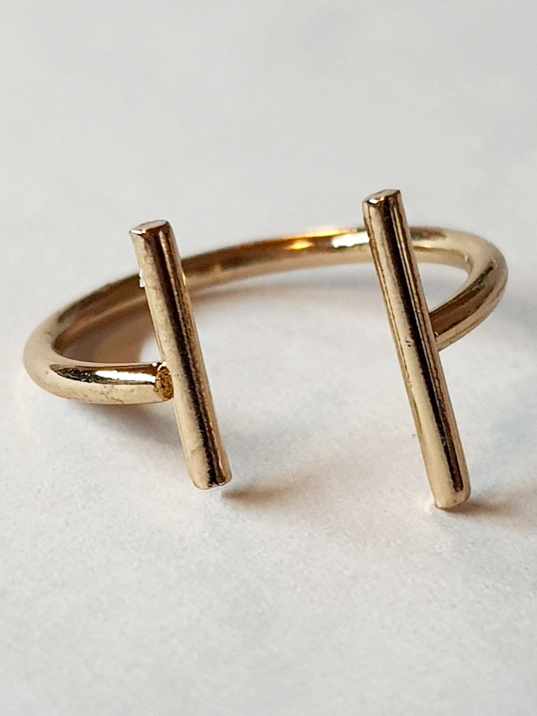 Złoty pierścionek o minimalistycznym designie z dwiema równoległymi liniami, elegancki i nowoczesny. Stal nierdzewna, stal chirurgiczna, wodoodporne, hipoalergiczne, jakość premium, Rouge Bizu.
