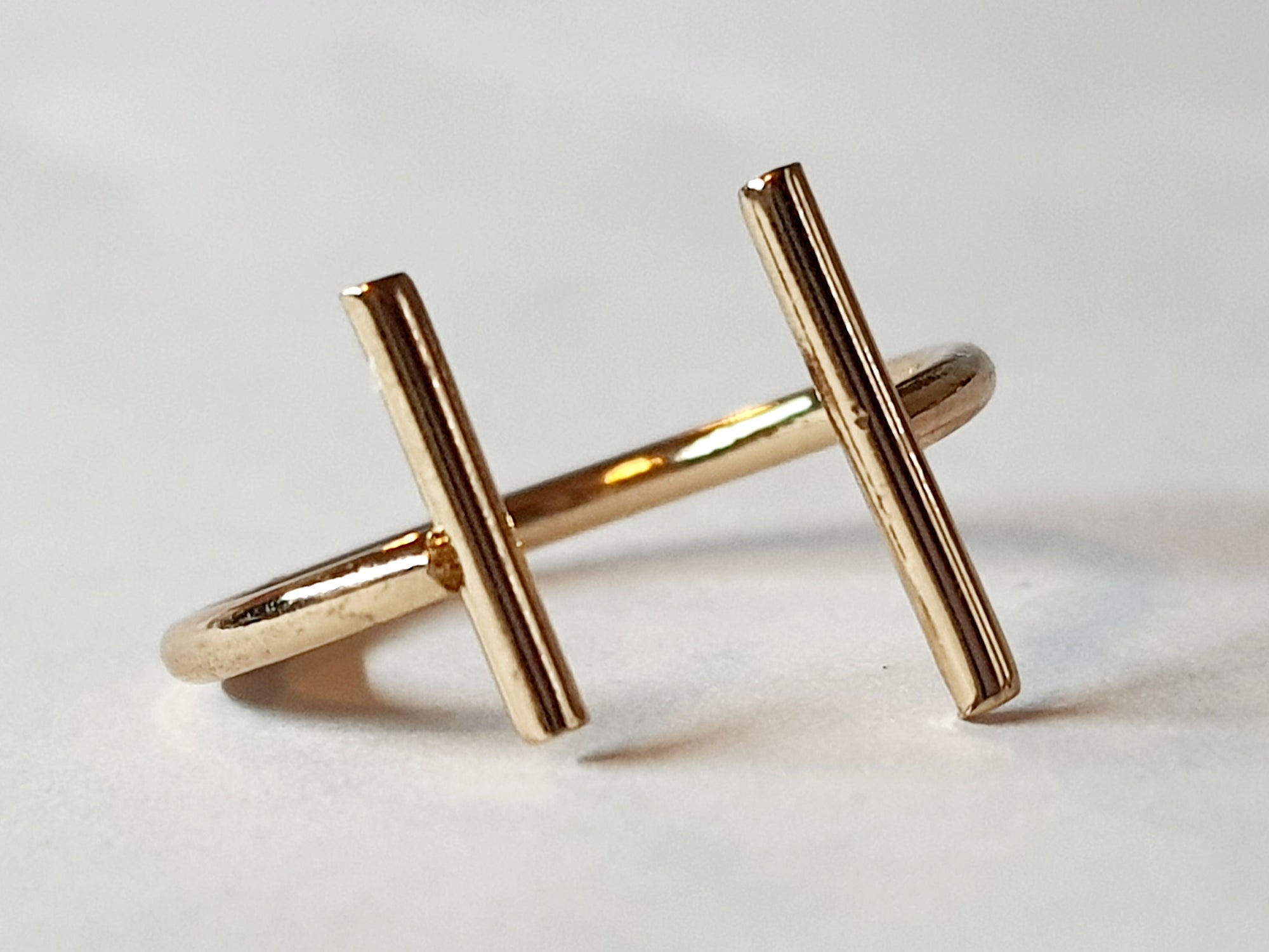 „Złoty pierścionek minimalistyczny z dwoma liniami geometrycznymi, rozmiar 15 mm – Rouge Bizu.”