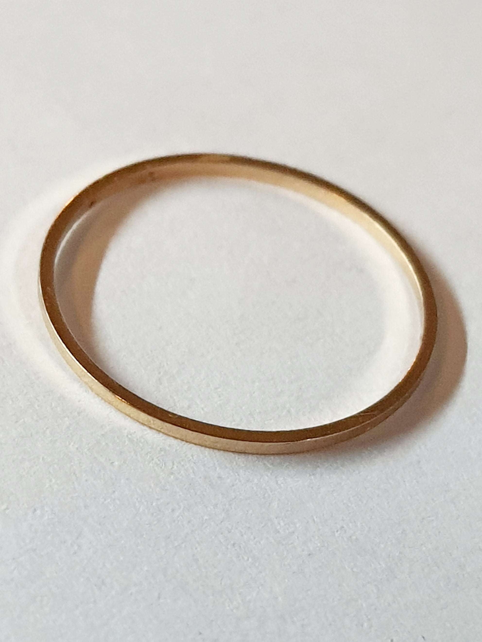 Cienka złota obrączka ze stali chirurgicznej, gładka i połyskliwa, rozmiar 16 mm, minimalistyczny design. Stal nierdzewna, wodoodporne, hipoalergiczne, jakość premium. Rouge Bizu.