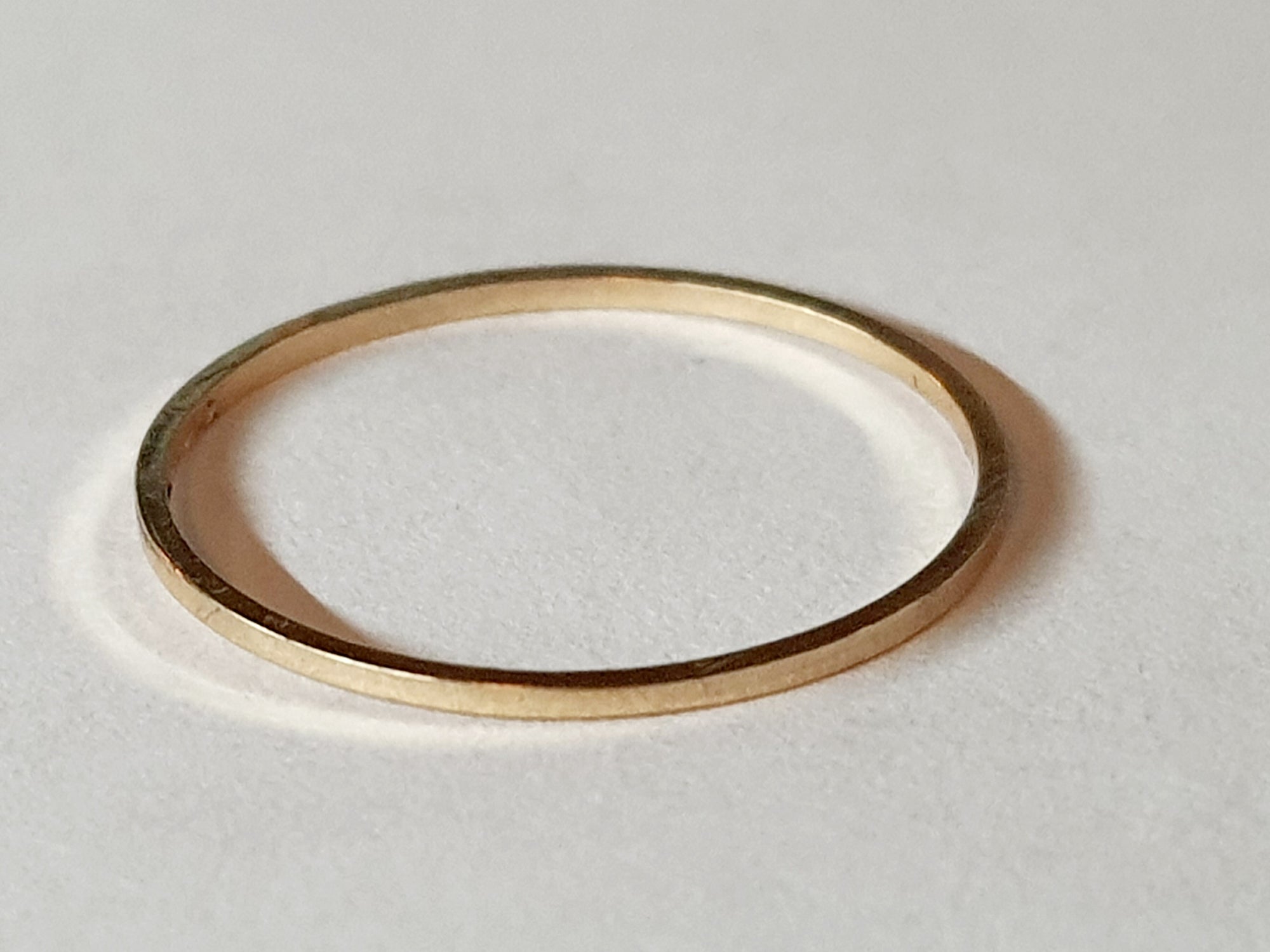 Cienka złota obrączka ze stali chirurgicznej, gładka i połyskliwa, rozmiar 16 mm, minimalistyczny design. Stal nierdzewna, wodoodporne, hipoalergiczne, jakość premium. Rouge Bizu.