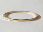 Cienka złota obrączka ze stali chirurgicznej, gładka i połyskliwa, rozmiar 16 mm, minimalistyczny design. Stal nierdzewna, wodoodporne, hipoalergiczne, jakość premium. Rouge Bizu.