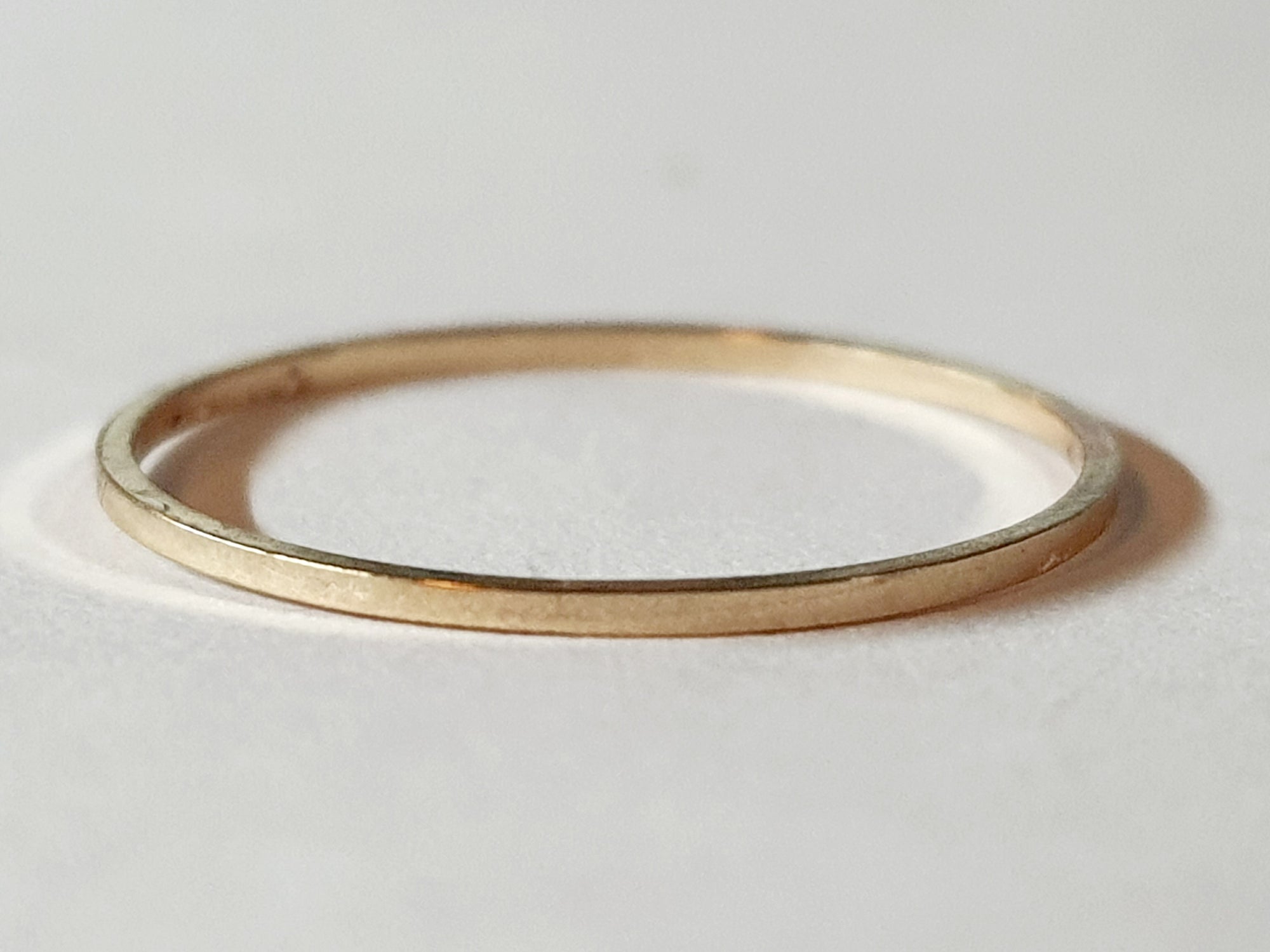 Cienka złota obrączka ze stali chirurgicznej, gładka i połyskliwa, rozmiar 16 mm, minimalistyczny design. Stal nierdzewna, wodoodporne, hipoalergiczne, jakość premium. Rouge Bizu.