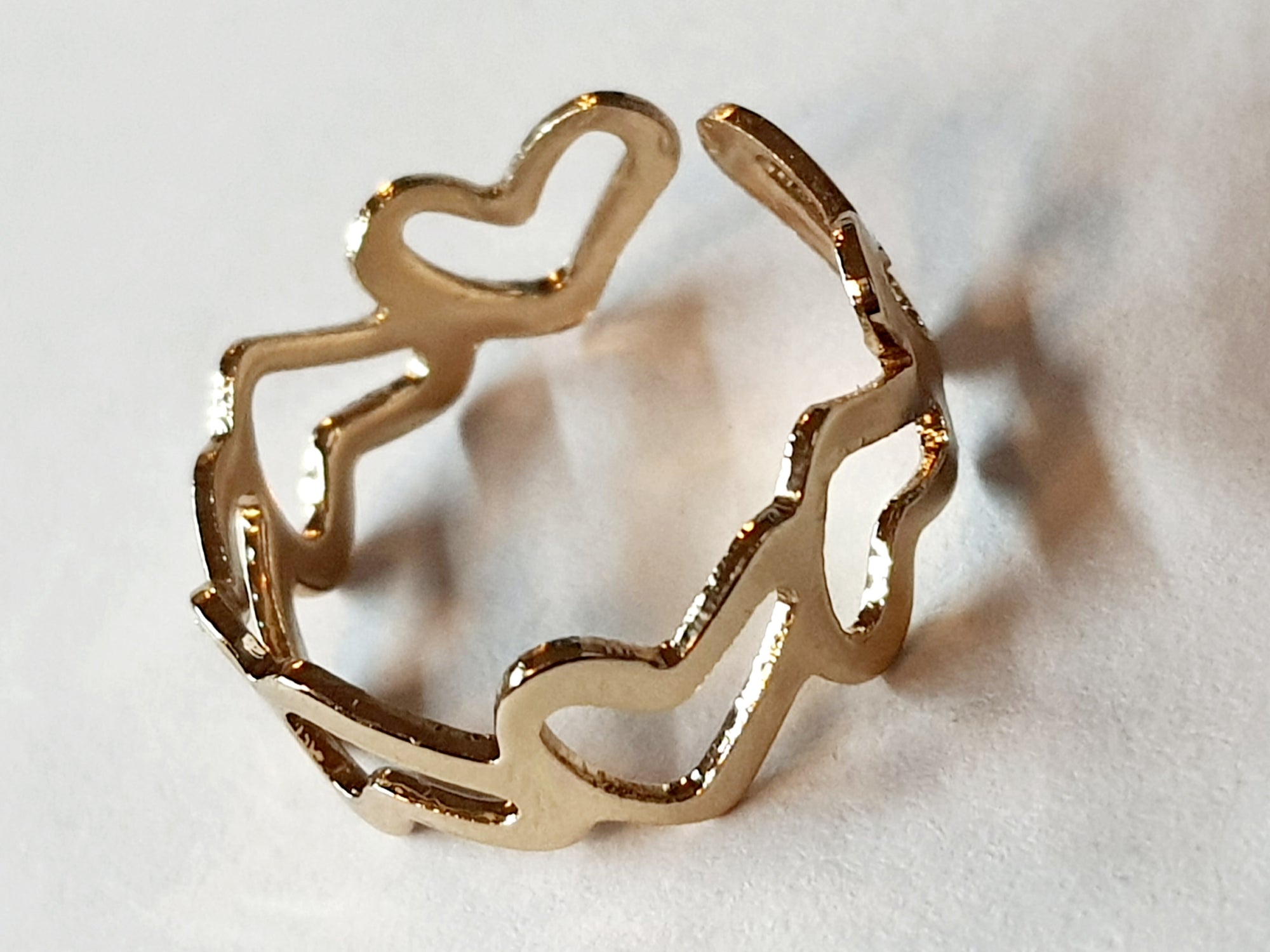 Pierścionek złoty serca – delikatny romantyczny design 16 mm