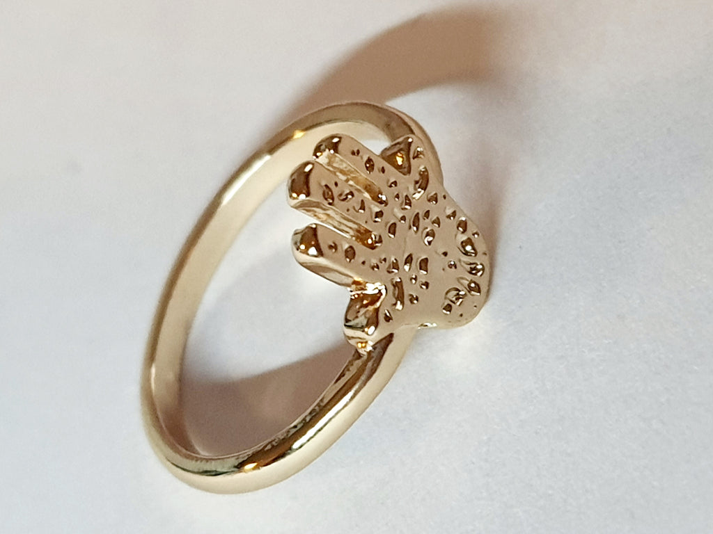 Złoty pierścionek ze stali nierdzewnej z motywem dłoni Hamsa (Ręki Fatimy). Orientalny i symboliczny design. Rozmiar 16 mm. Rouge Bizu.