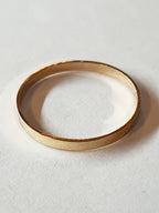 Złota obrączka ze stali chirurgicznej, gładka i połyskliwa, rozmiar 16 mm, klasyczny minimalistyczny pierścionek. Stal nierdzewna, wodoodporne, hipoalergiczne, jakość premium. Rouge Bizu.