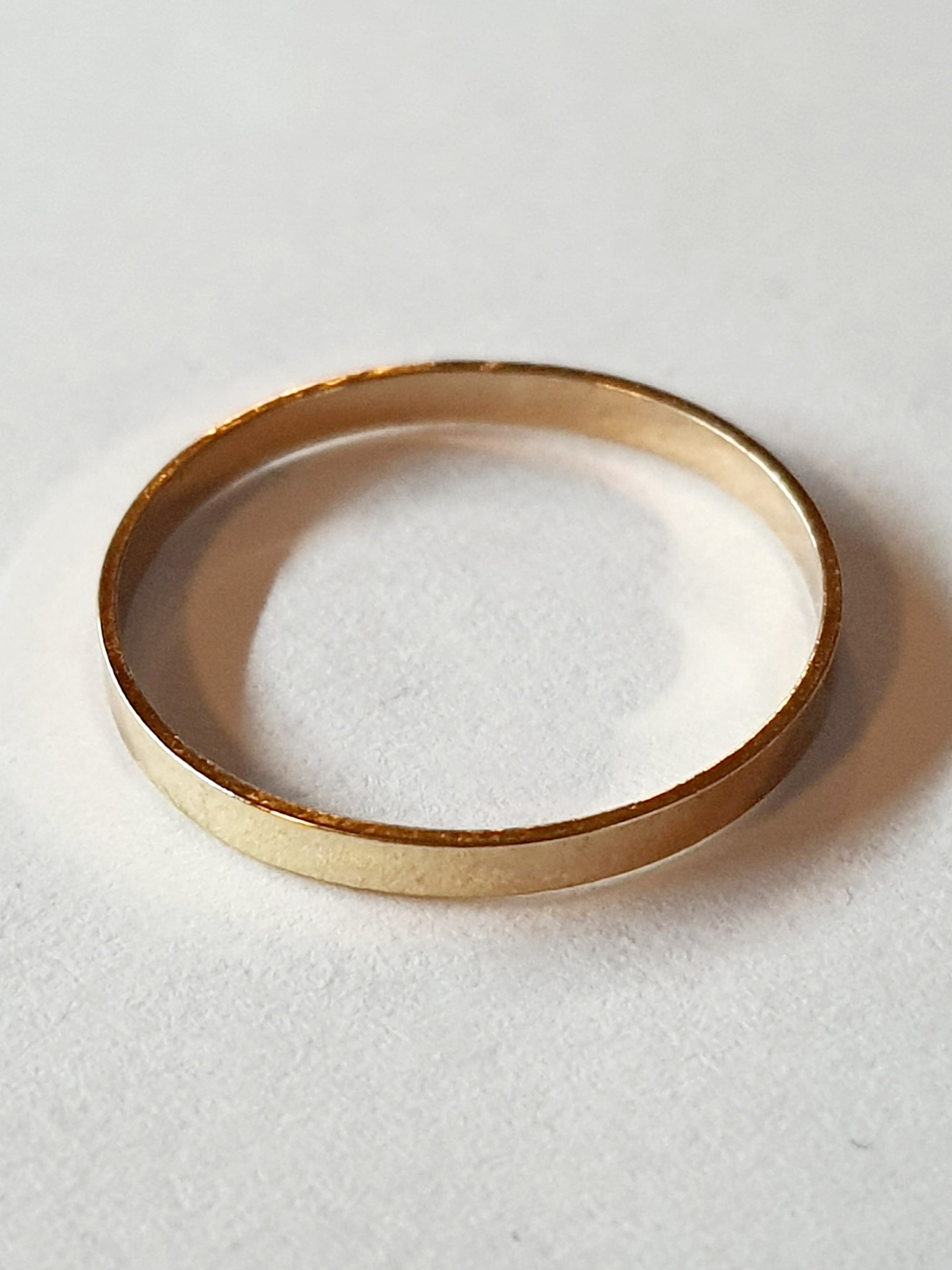 Złota obrączka ze stali chirurgicznej, gładka i połyskliwa, rozmiar 16 mm, klasyczny minimalistyczny pierścionek. Stal nierdzewna, wodoodporne, hipoalergiczne, jakość premium. Rouge Bizu.