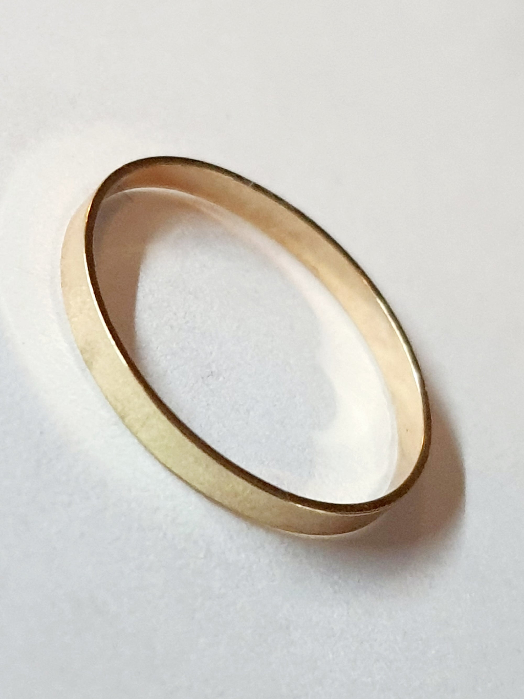 Złota obrączka ze stali chirurgicznej, gładka i połyskliwa, rozmiar 16 mm, klasyczny minimalistyczny pierścionek. Stal nierdzewna, wodoodporne, hipoalergiczne, jakość premium. Rouge Bizu.