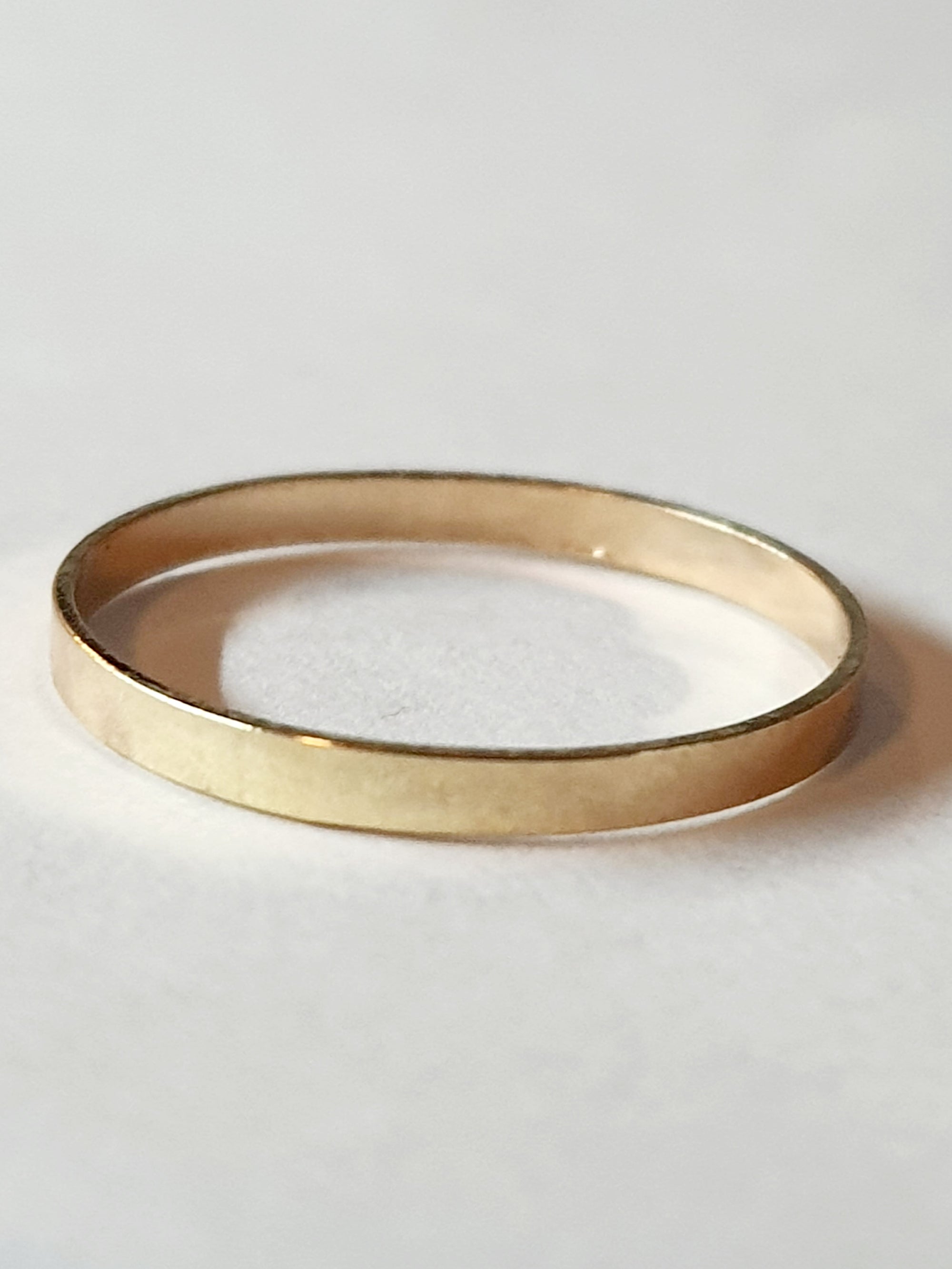 Złota obrączka ze stali chirurgicznej, gładka i połyskliwa, rozmiar 16 mm, klasyczny minimalistyczny pierścionek. Stal nierdzewna, wodoodporne, hipoalergiczne, jakość premium. Rouge Bizu.