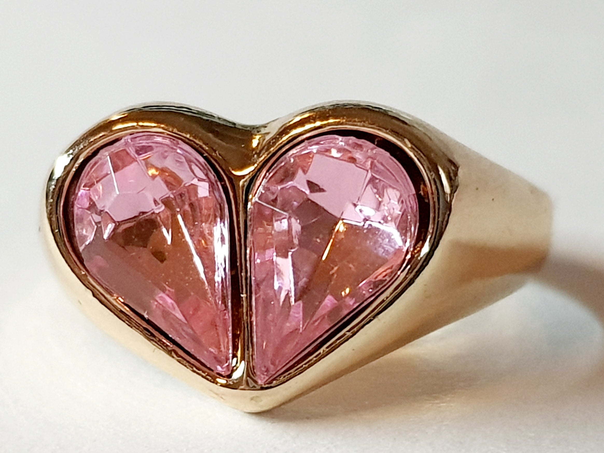Gold ring with pink hearts – romantic charm and femininity