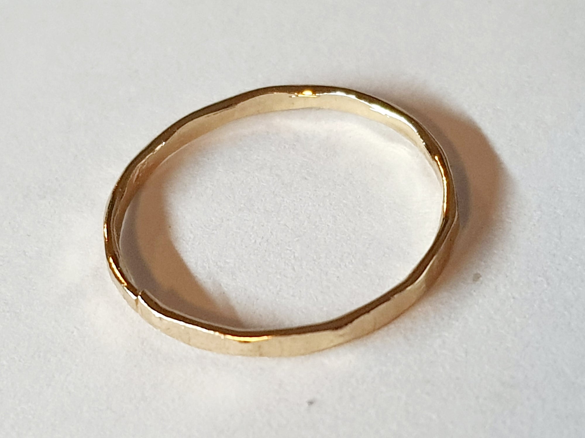 Złota obrączka ze stali chirurgicznej, młotkowana, o nieregularnej powierzchni i połysku, rozmiar 16 mm, minimalistyczny design. Stal nierdzewna, wodoodporne, hipoalergiczne, jakość premium. Rouge Bizu.