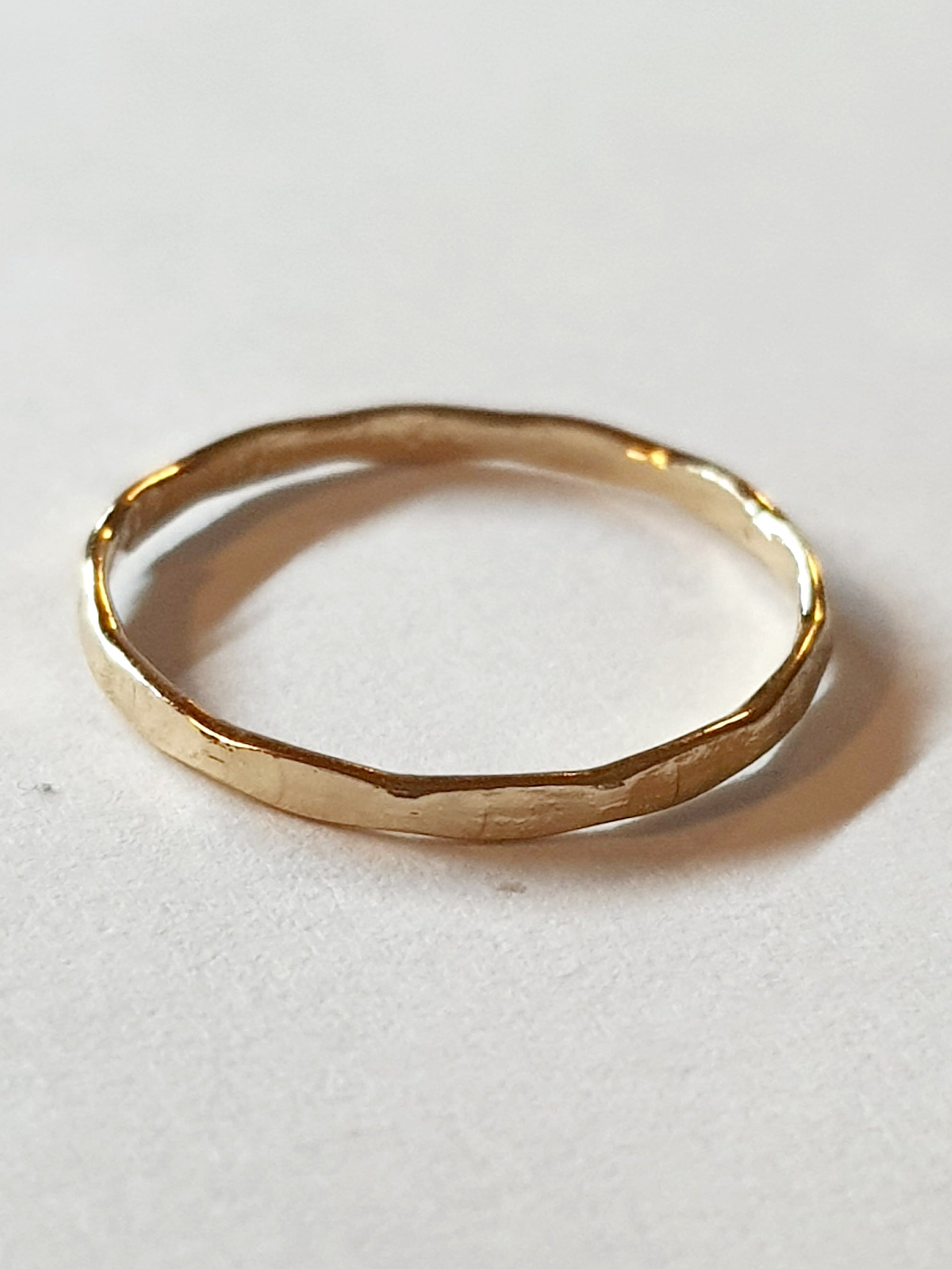 Złota obrączka ze stali chirurgicznej, młotkowana, o nieregularnej powierzchni i połysku, rozmiar 16 mm, minimalistyczny design. Stal nierdzewna, wodoodporne, hipoalergiczne, jakość premium. Rouge Bizu.