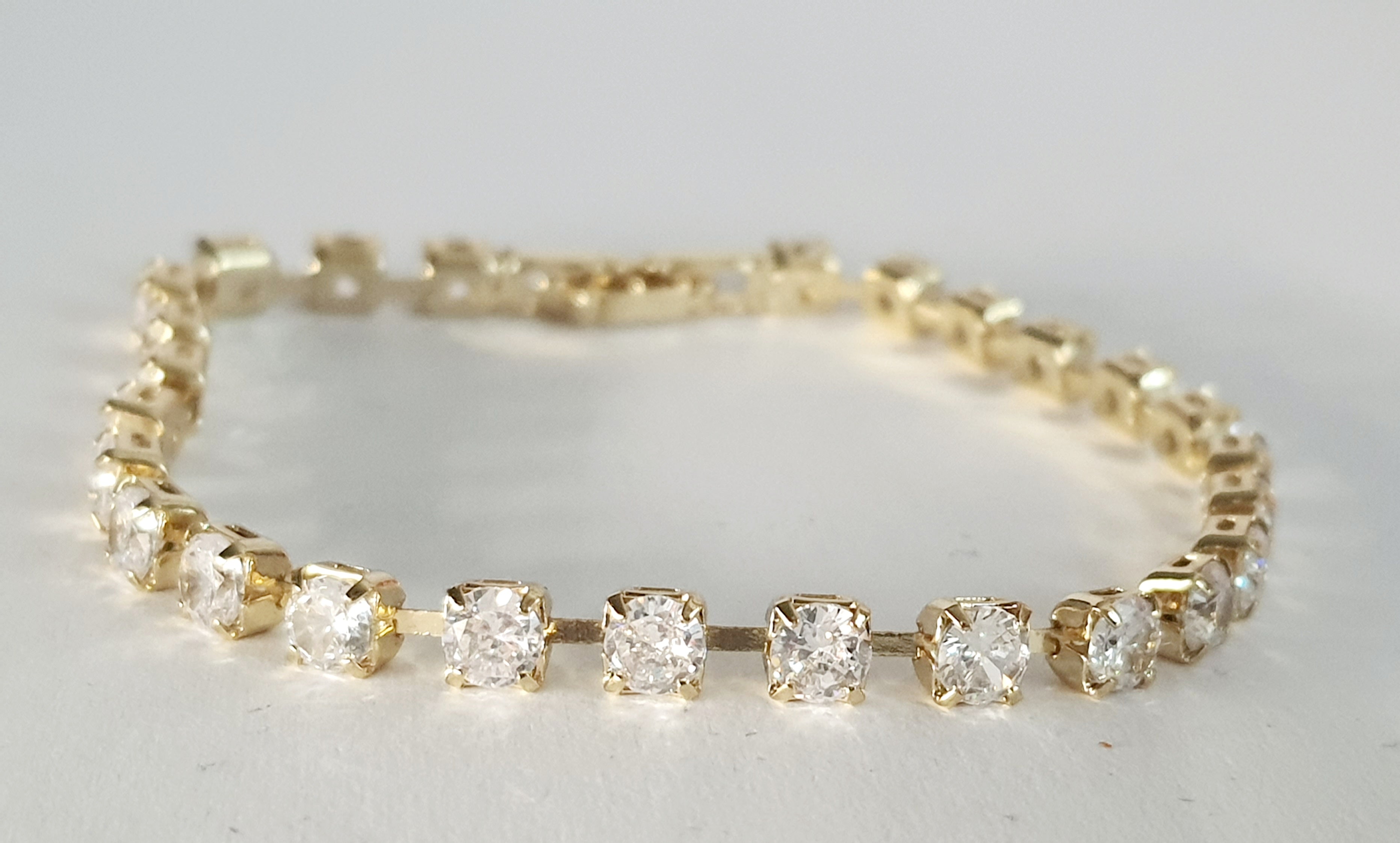 Złota regulowana bransoletka tenisowa ze stali nierdzewnej, wodoodporna, elegancka i dopasowująca się do nadgarstka | RougeBizu

