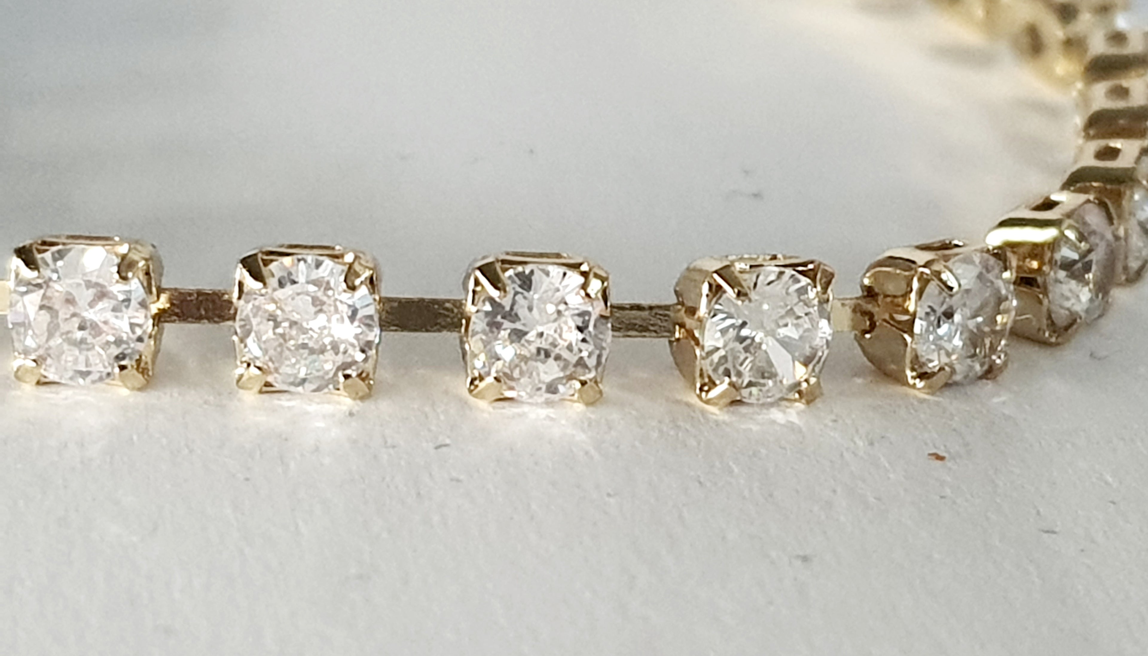 Złota regulowana bransoletka tenisowa ze stali nierdzewnej, wodoodporna, elegancka i dopasowująca się do nadgarstka | RougeBizu

