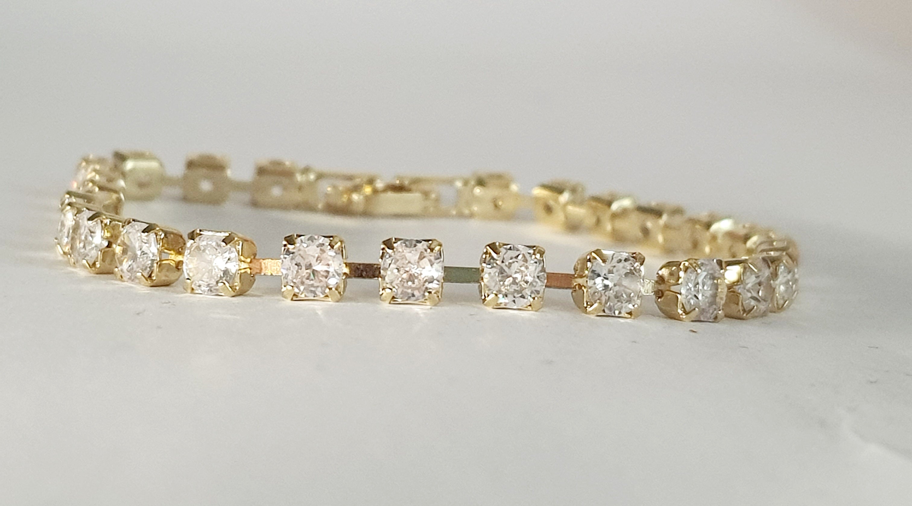 Złota regulowana bransoletka tenisowa ze stali nierdzewnej, wodoodporna, elegancka i dopasowująca się do nadgarstka | RougeBizu

