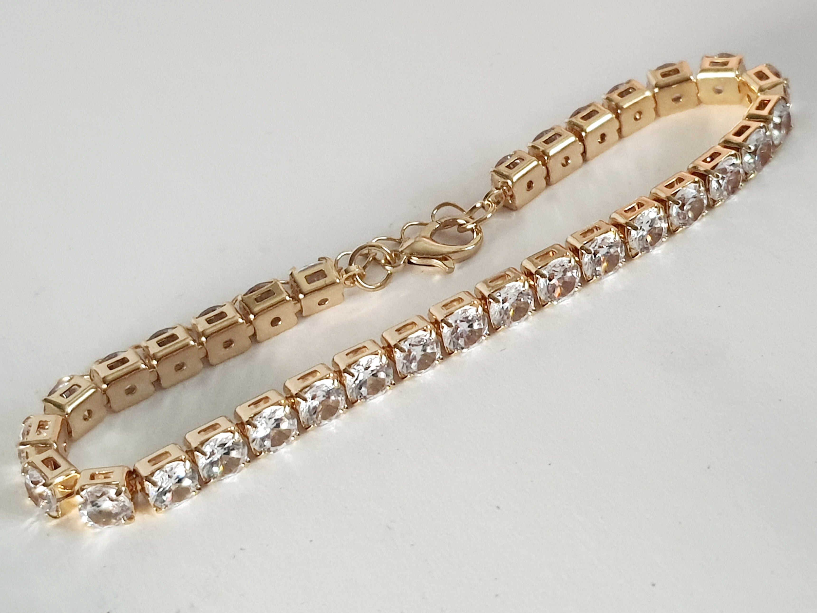 Złota regulowana bransoletka tenisowa ze stali nierdzewnej, wodoodporna, elegancka i dopasowująca się do nadgarstka | RougeBizu

