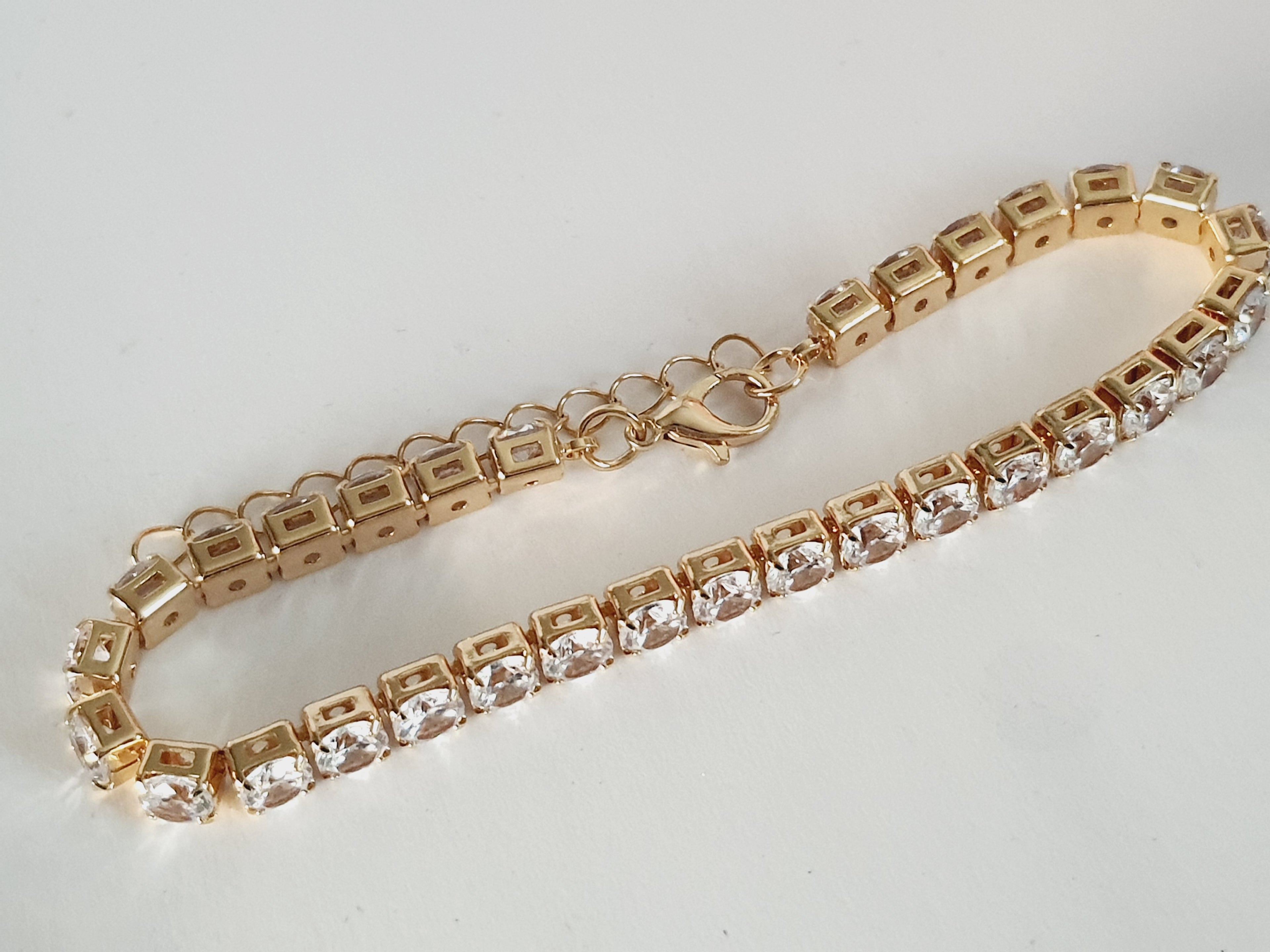 Złota regulowana bransoletka tenisowa ze stali nierdzewnej, wodoodporna, elegancka i dopasowująca się do nadgarstka | RougeBizu

