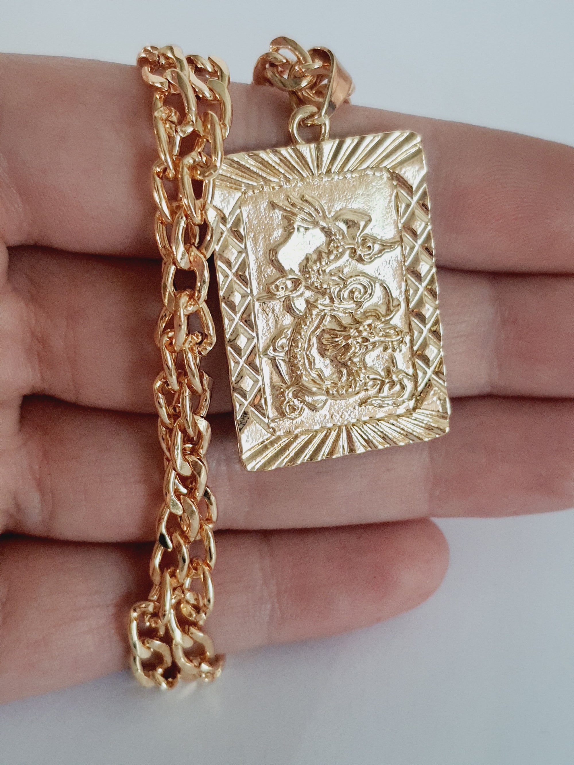 Złoty naszyjnik ze stali nierdzewnej, prostokątna zawieszka z motywem smoka w reliefie, długość 45–50 cm, styl elegancki i symboliczny, RougeBizu.