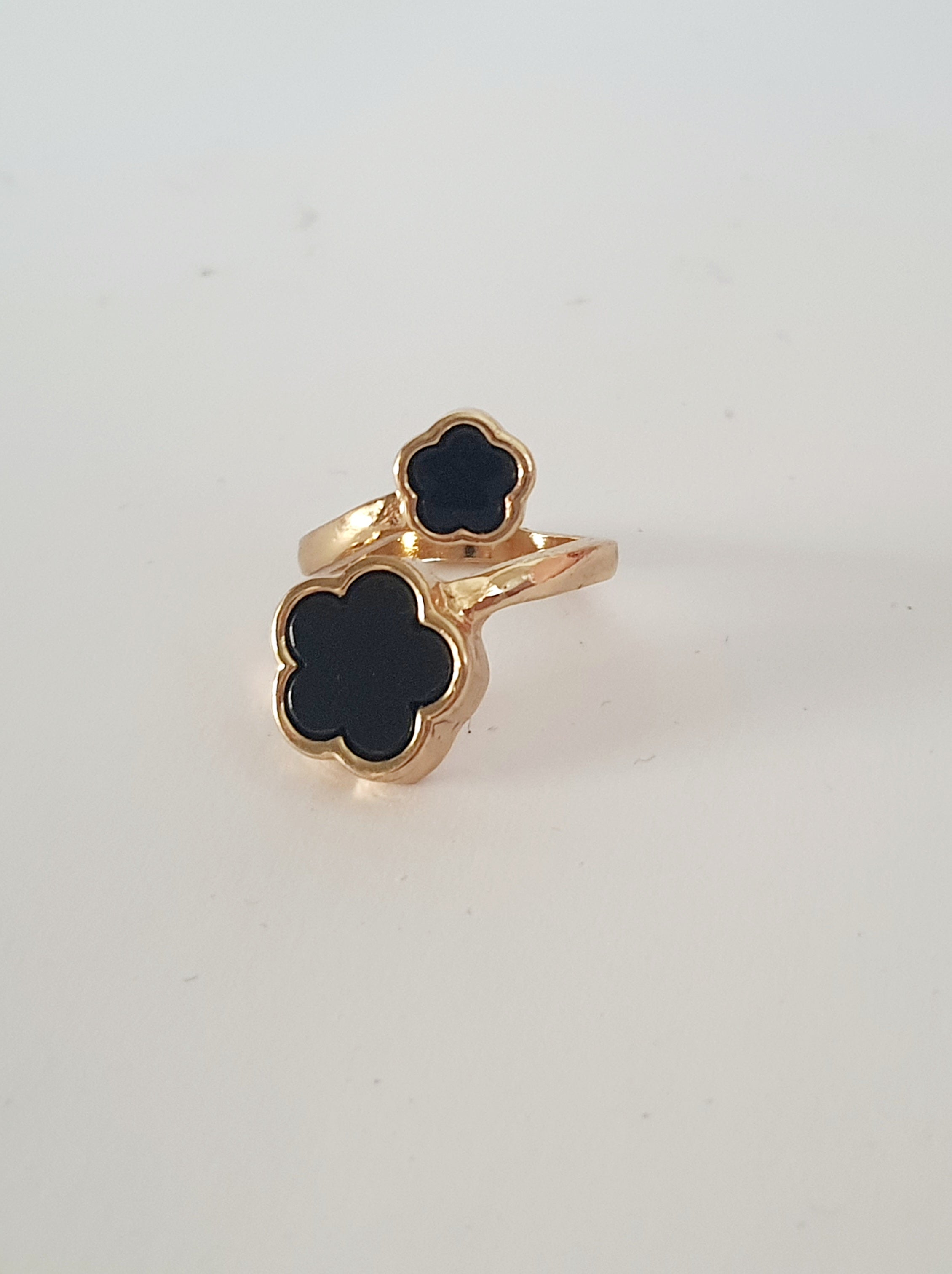 Złoty pierścionek z czarnym motywem kwiatowym, stal nierdzewna, elegancka i wodoodporna biżuteria dla kobiet | RougeBizu

