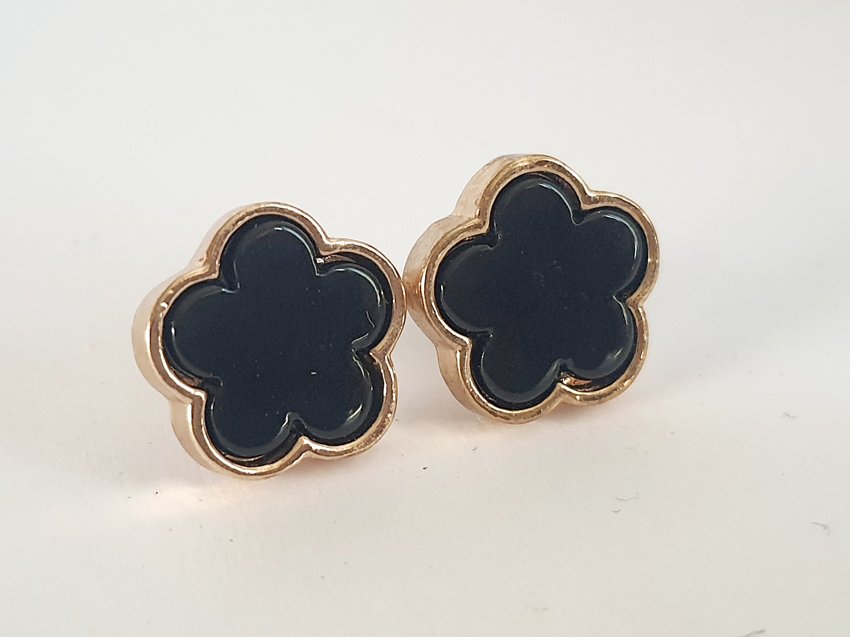 Kolczyki złote z czarnym kwiatem na sztyft, stal nierdzewna, wodoodporne i hipoalergiczne, elegancka biżuteria RougeBizu | RougeBizu

