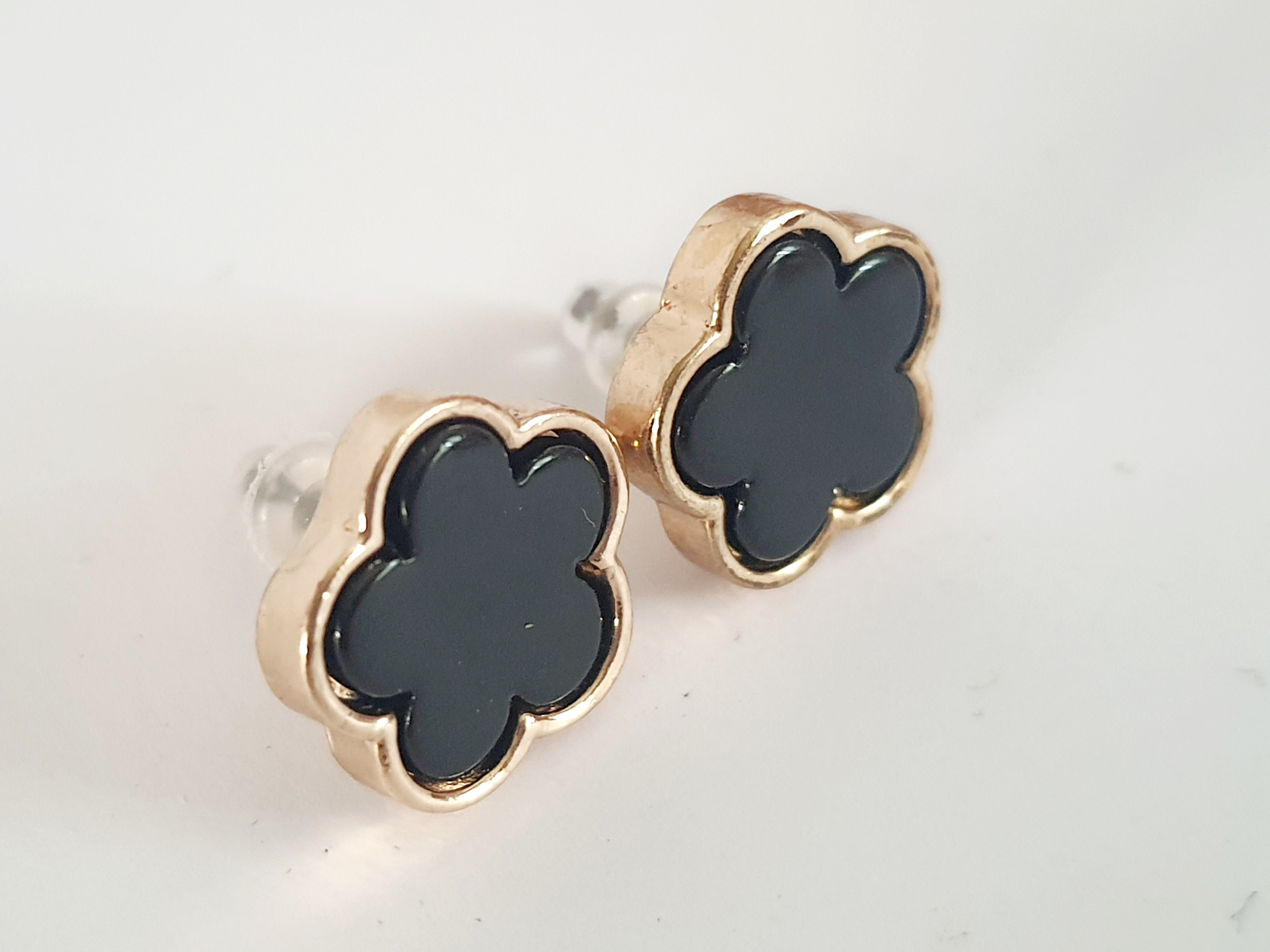 Kolczyki złote z czarnym kwiatem na sztyft, stal nierdzewna, wodoodporne i hipoalergiczne, elegancka biżuteria RougeBizu | RougeBizu

