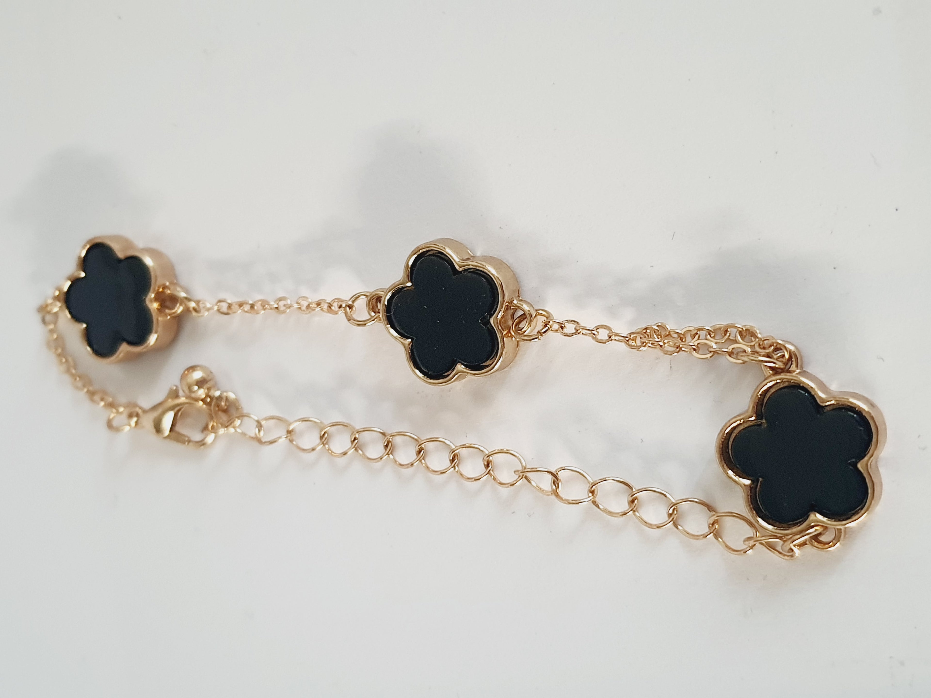 Złota bransoletka z trzema czarnymi kwiatami, stal nierdzewna, długość regulowana 17–22 cm, wodoodporna biżuteria RougeBizu | RougeBizu

