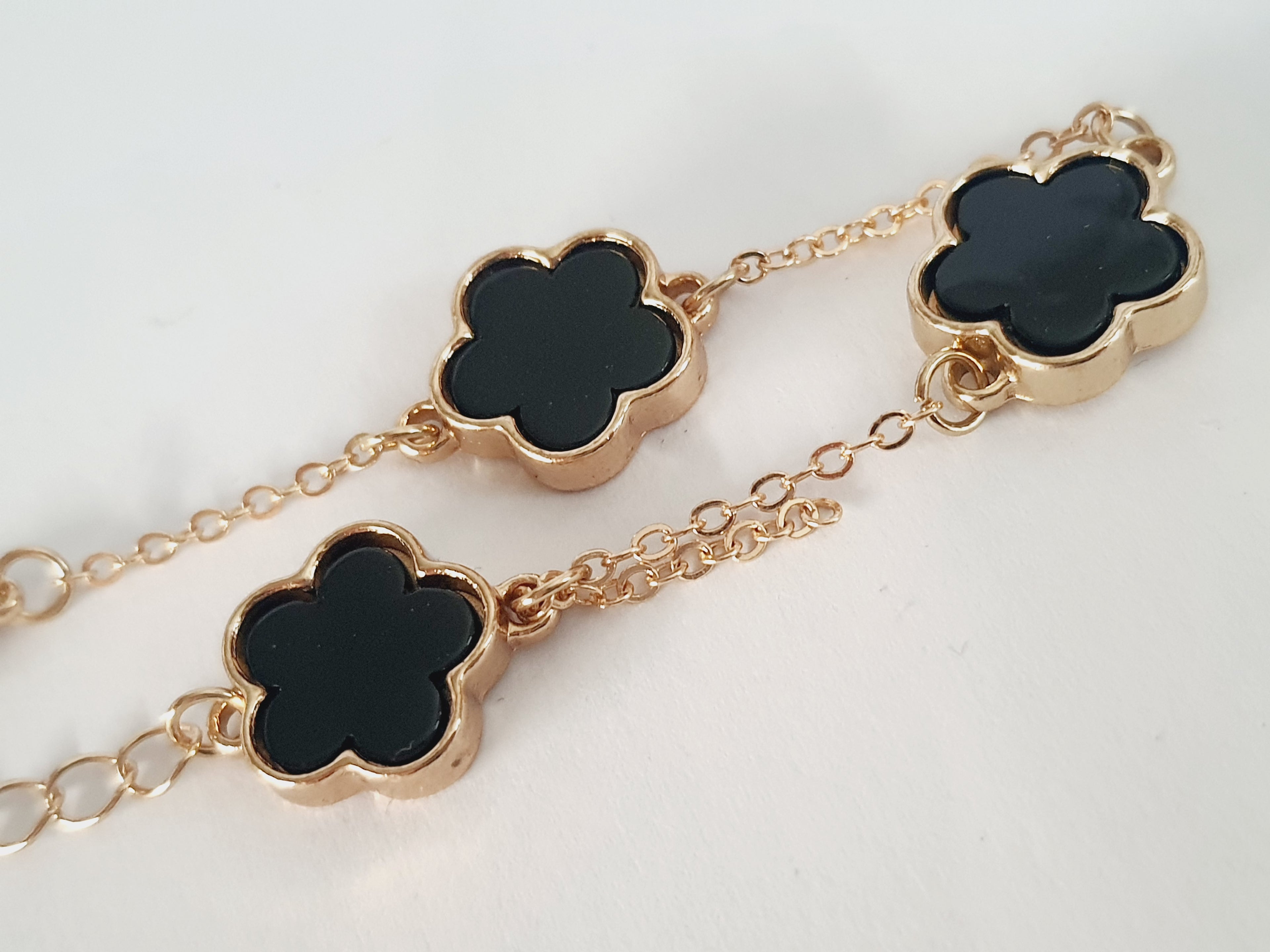 Złota bransoletka z trzema czarnymi kwiatami, stal nierdzewna, długość regulowana 17–22 cm, wodoodporna biżuteria RougeBizu | RougeBizu

