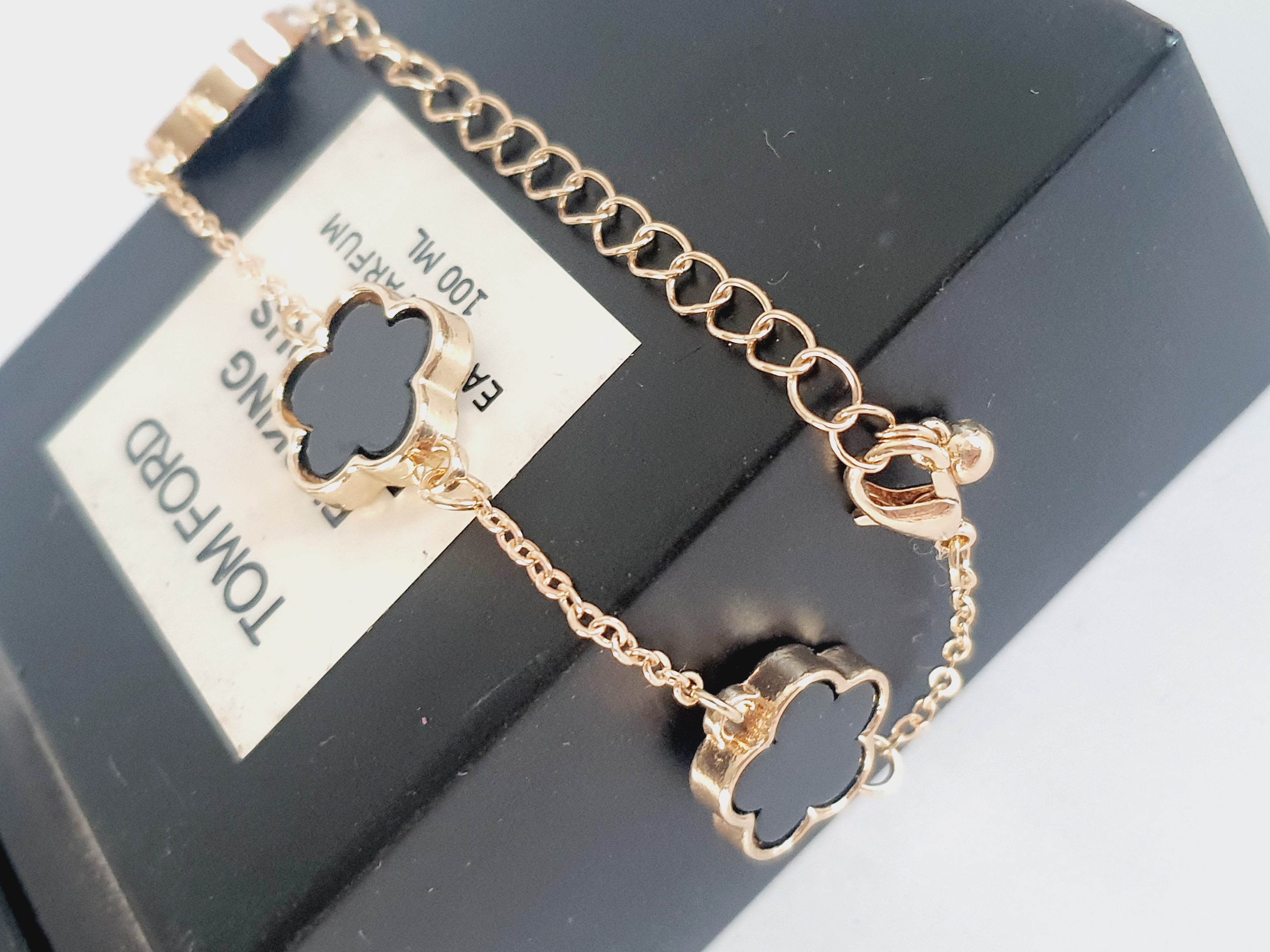 Złota bransoletka z trzema czarnymi kwiatami, stal nierdzewna, długość regulowana 17–22 cm, wodoodporna biżuteria RougeBizu | RougeBizu

