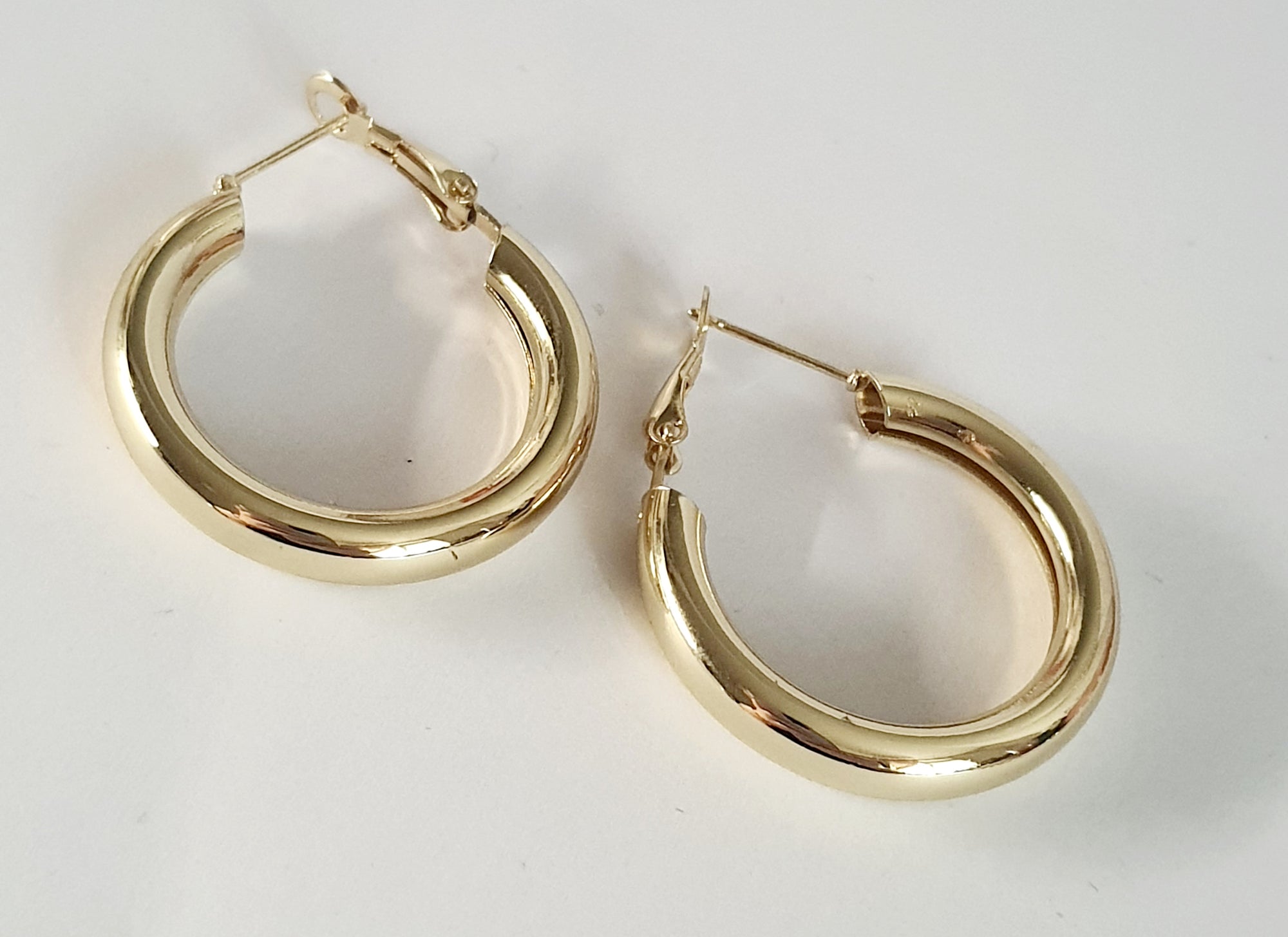 Eleganckie kolczyki koła z angielskim zapięciem, średnica 3cm, stal nierdzewna. Ponadczasowa klasyka i elegancja w stylu hoops earing. rougebizu