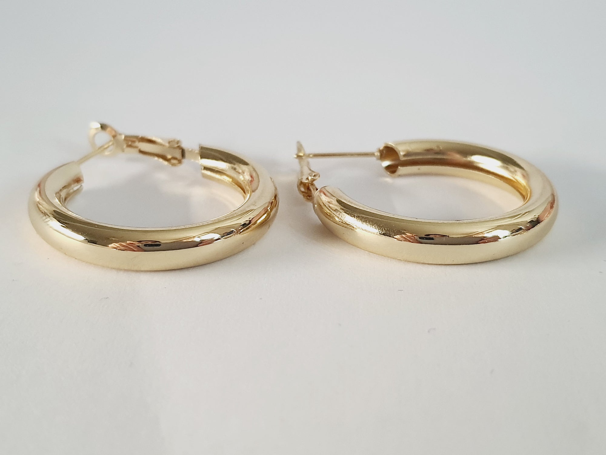 Eleganckie kolczyki koła z angielskim zapięciem, średnica 3cm, stal nierdzewna. Ponadczasowa klasyka i elegancja w stylu hoops earing. rougebizu