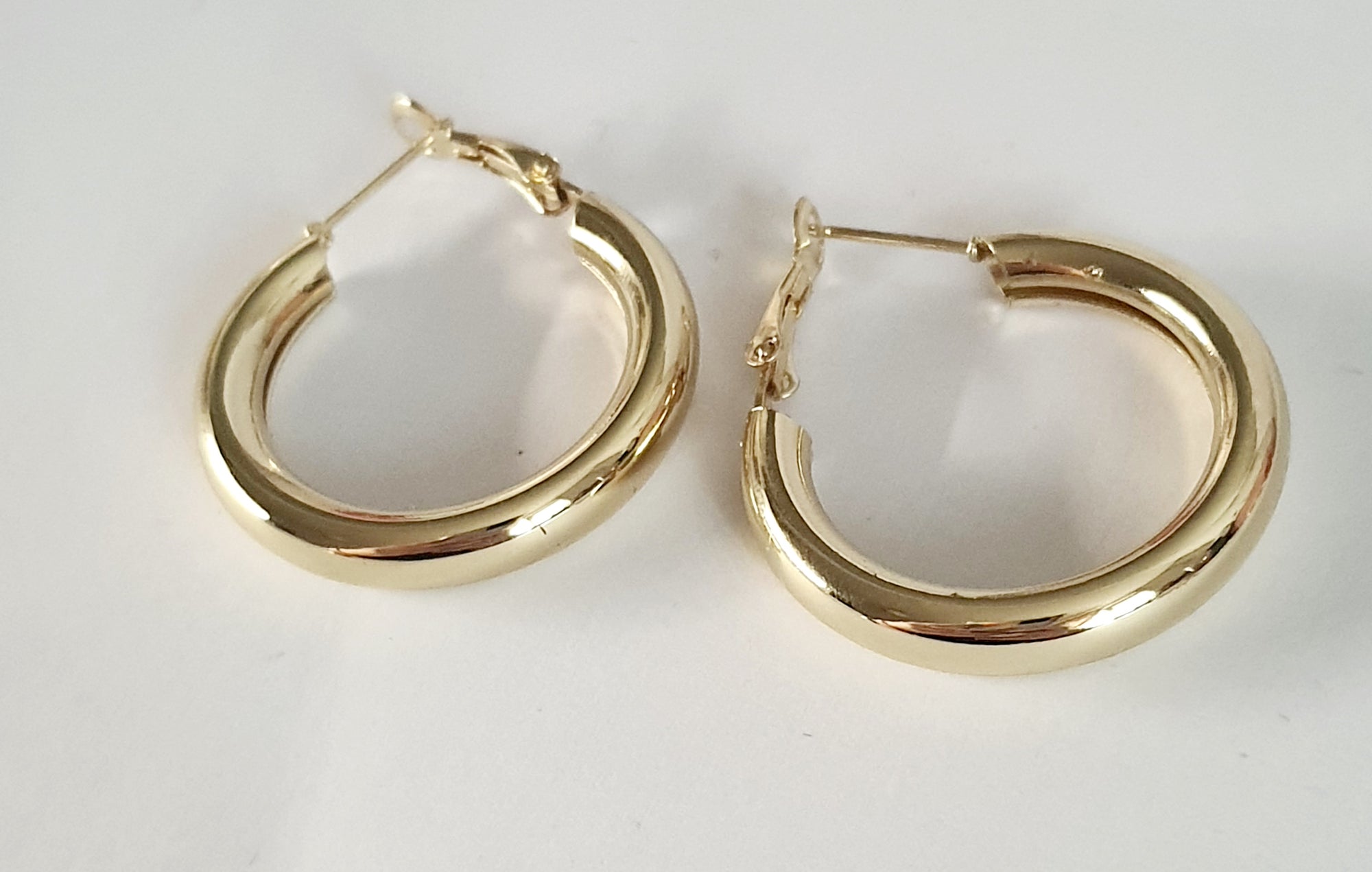 Eleganckie kolczyki koła z angielskim zapięciem, średnica 3cm, stal nierdzewna. Ponadczasowa klasyka i elegancja w stylu hoops earing. rougebizu