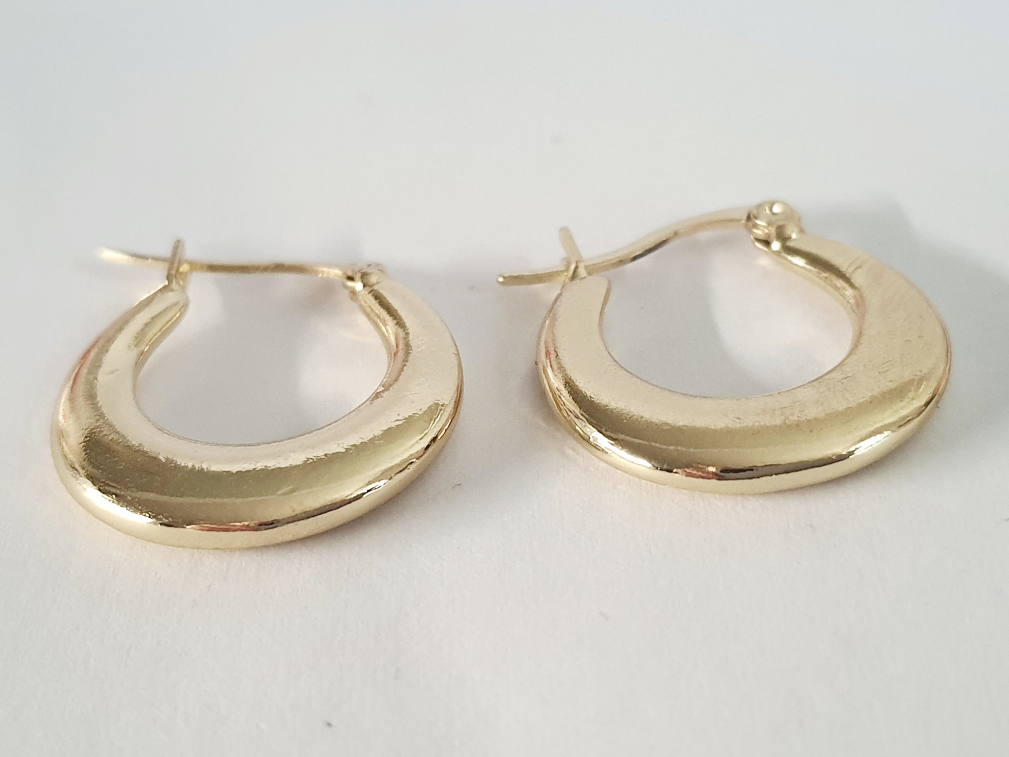 Minimalistyczne kolczyki w kształcie koła, stal nierdzewna, elegancka klasyka. rougebizu
