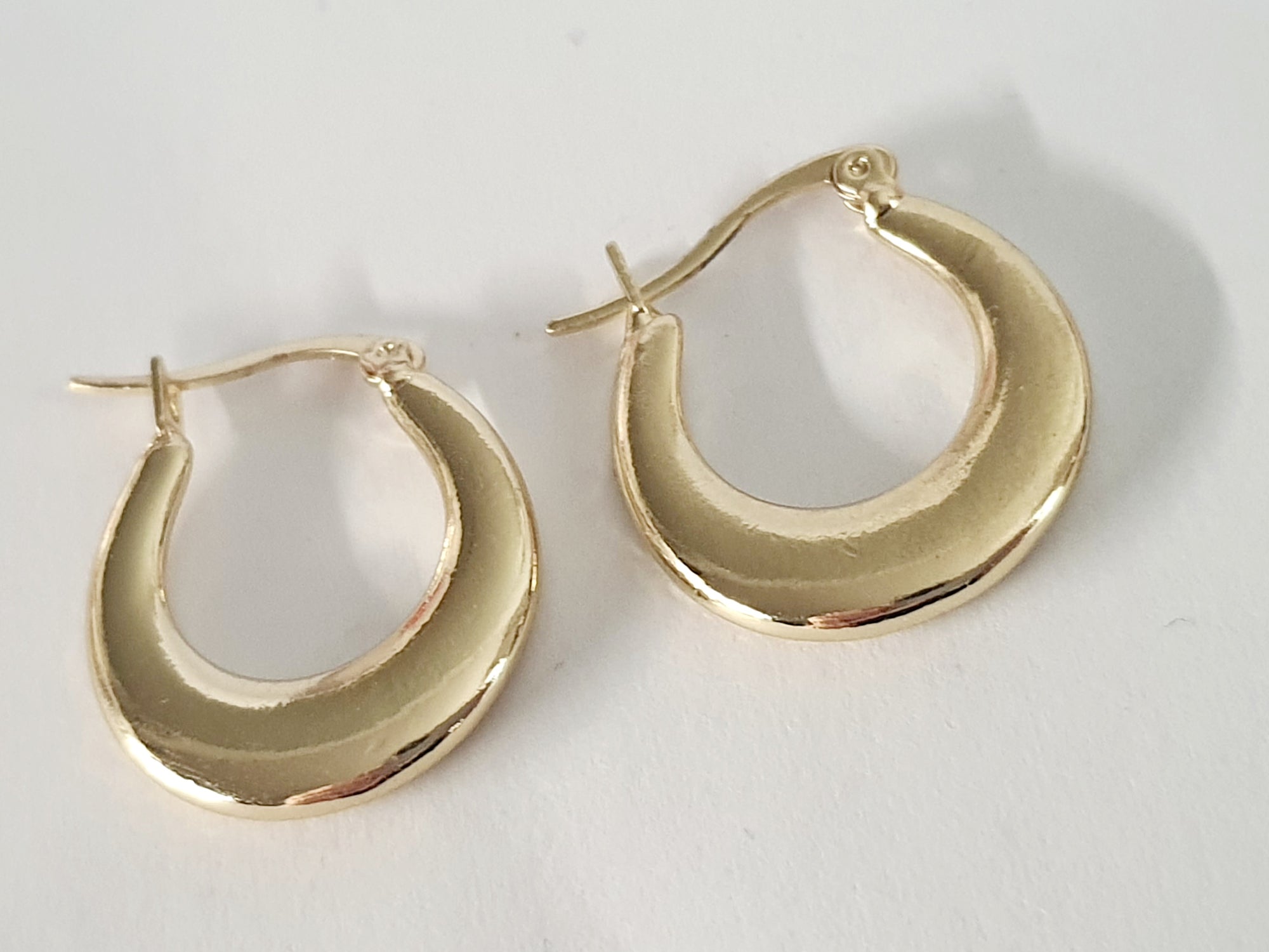 Minimalistyczne kolczyki w kształcie koła, stal nierdzewna, elegancka klasyka. rougebizu