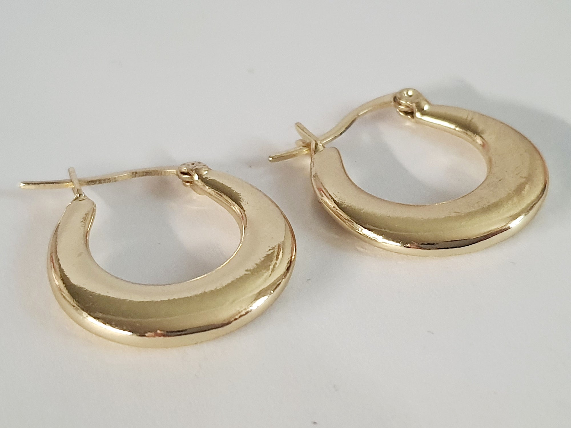 Minimalistyczne kolczyki w kształcie koła, stal nierdzewna, elegancka klasyka. rougebizu