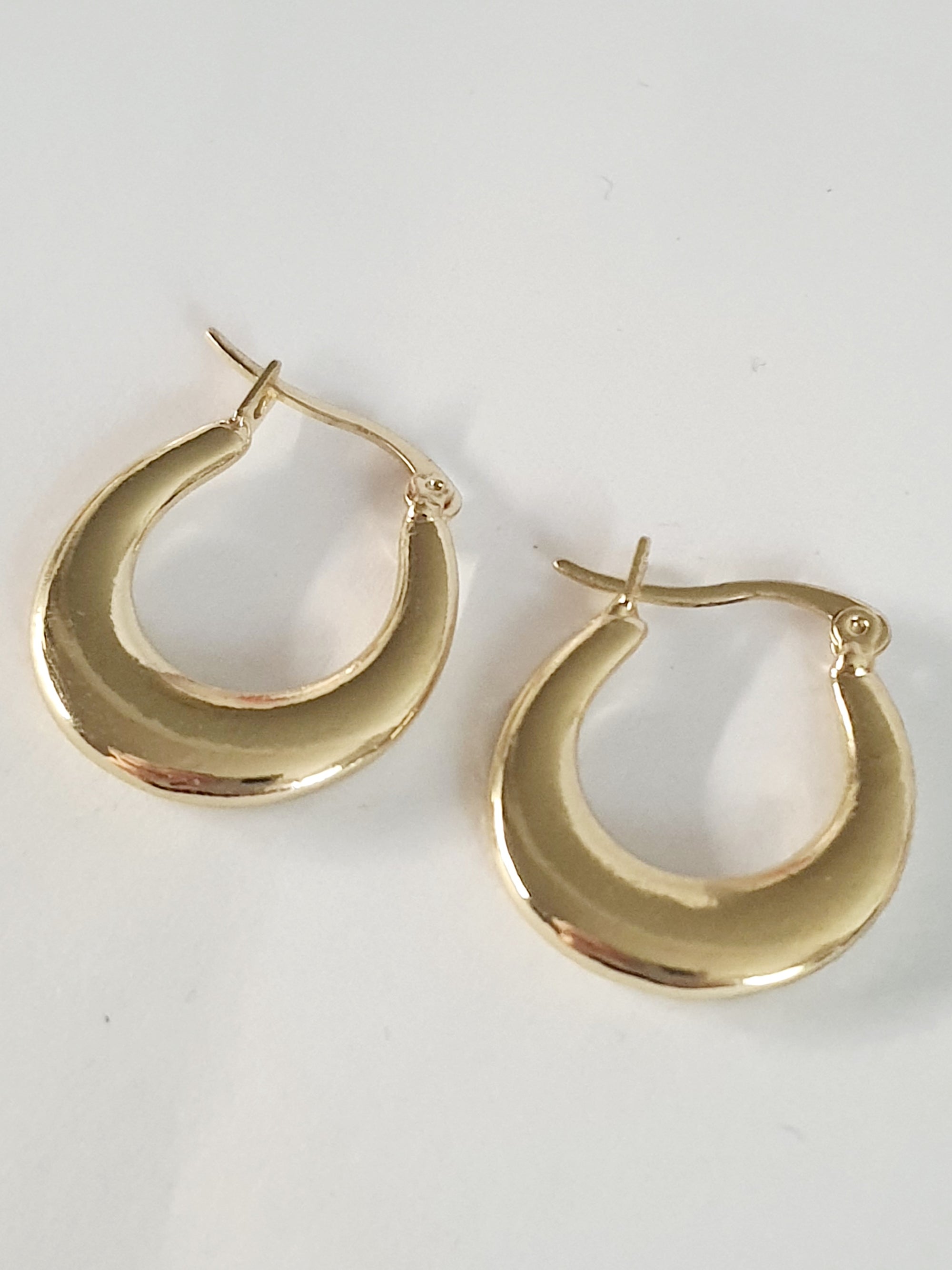 Minimalistyczne kolczyki w kształcie koła, stal nierdzewna, elegancka klasyka. rougebizu