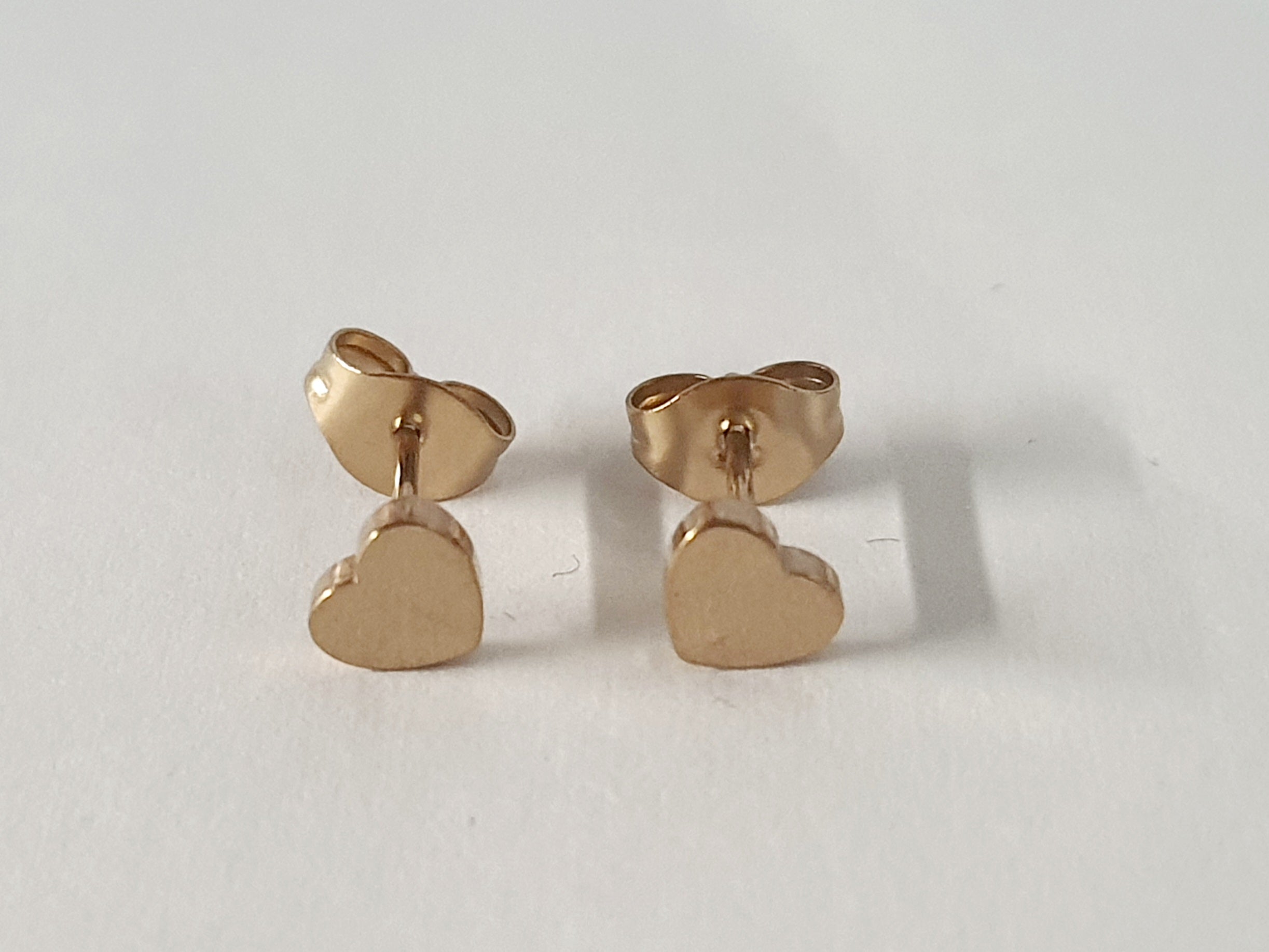 Minimalistyczne kolczyki serduszka na sztyft, STAL NIERDZEWNA. ROUGEBIZU