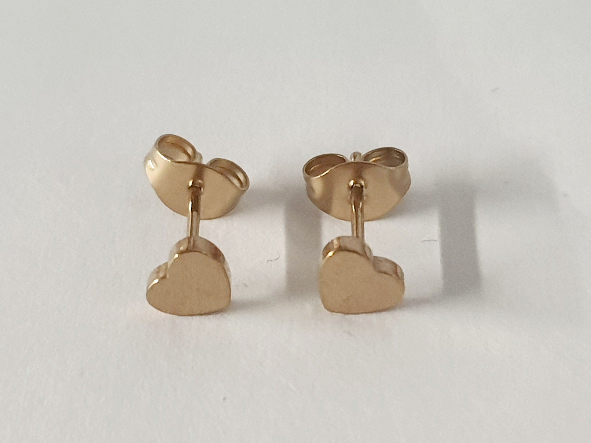 Minimalistyczne kolczyki serduszka na sztyft, STAL NIERDZEWNA. ROUGEBIZU