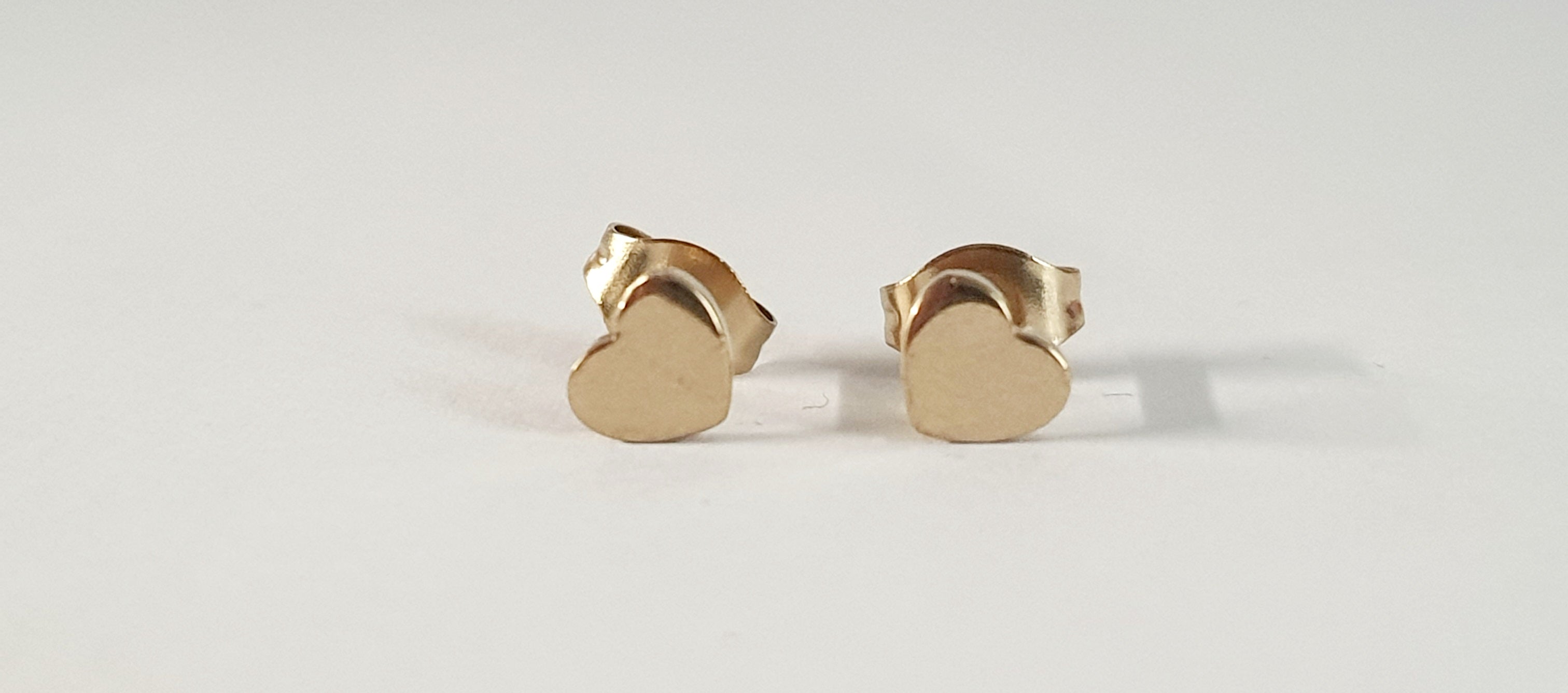 Minimalistyczne kolczyki serduszka na sztyft, STAL NIERDZEWNA. ROUGEBIZU