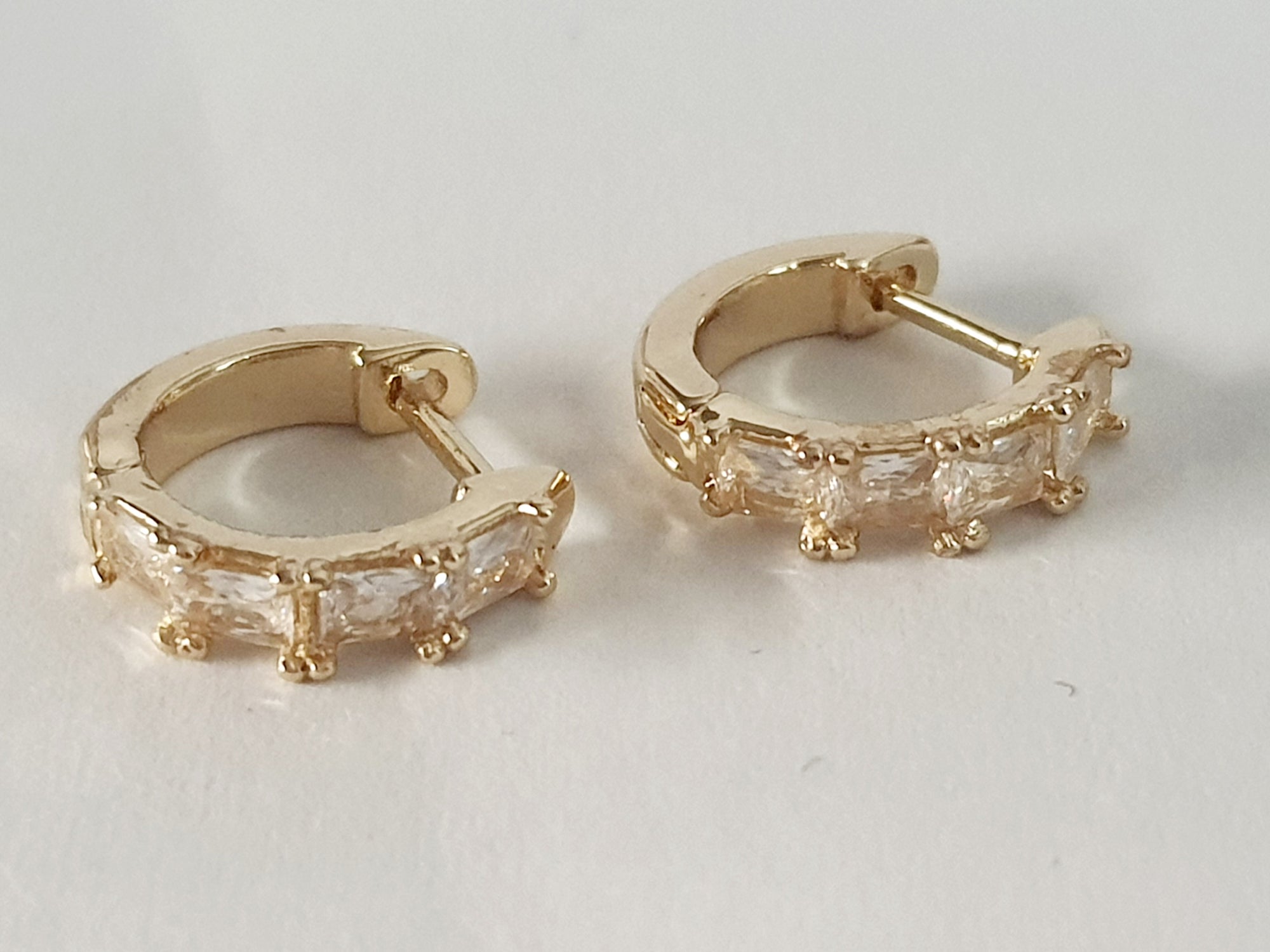 Eleganckie kolczyki z cyrkoniami w złotej oprawie, stal nierdzewna, średnica 1cm. rougebizu