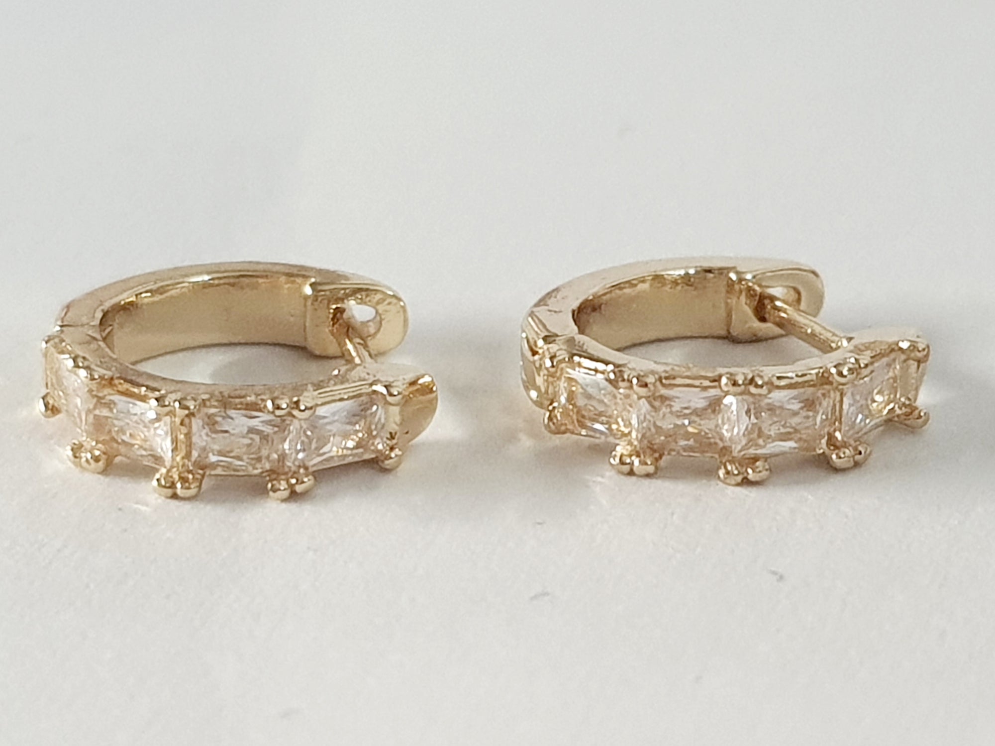 Eleganckie kolczyki z cyrkoniami w złotej oprawie, stal nierdzewna, średnica 1cm. rougebizu